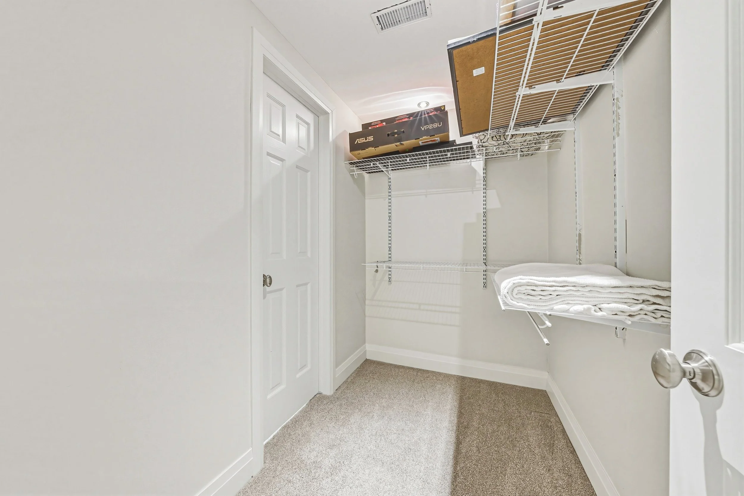 37 - 4897 Victoria Ave N, Vineland Station.jpg
