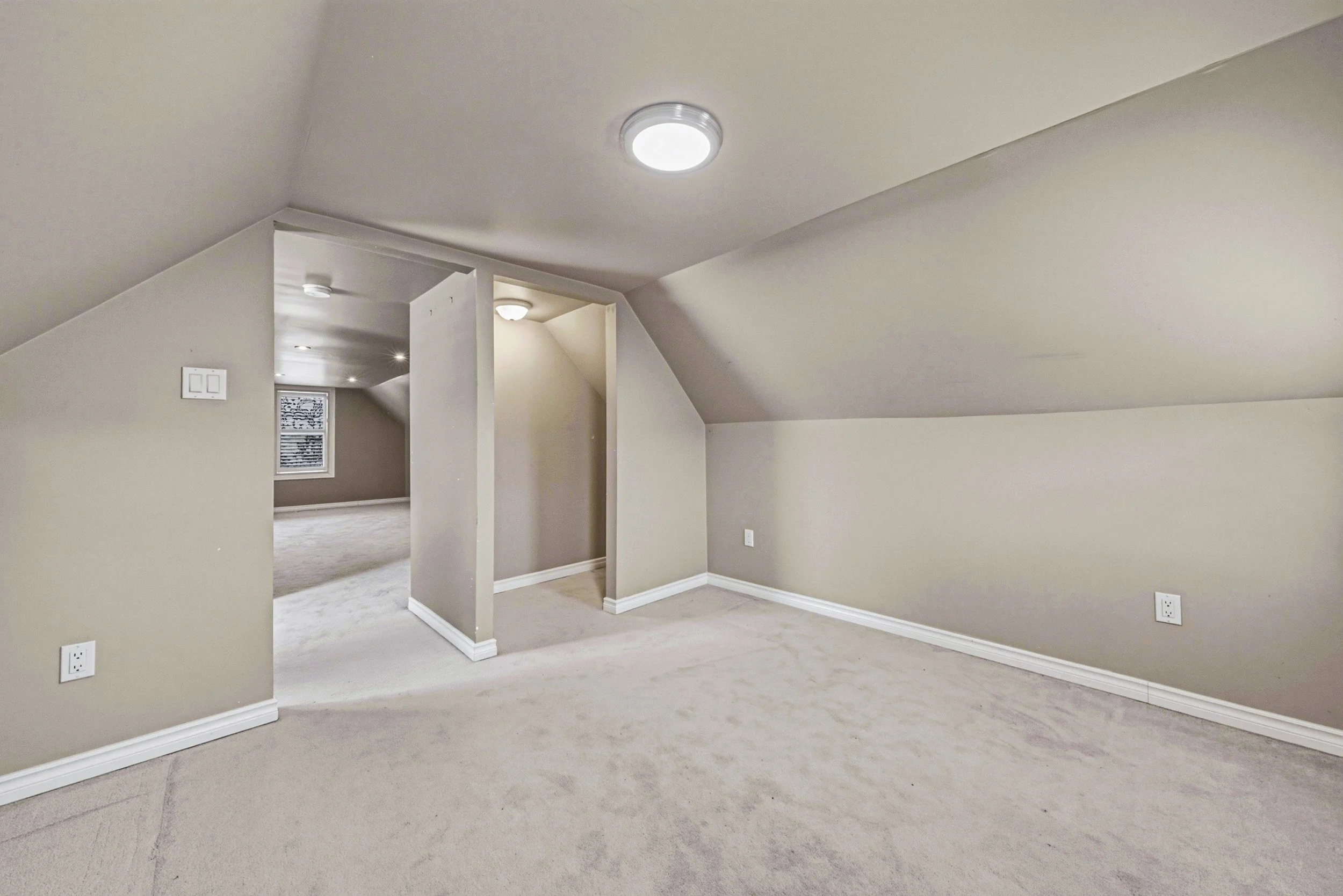 28 - 218 Grosvenor Ave N, Hamilton.jpg