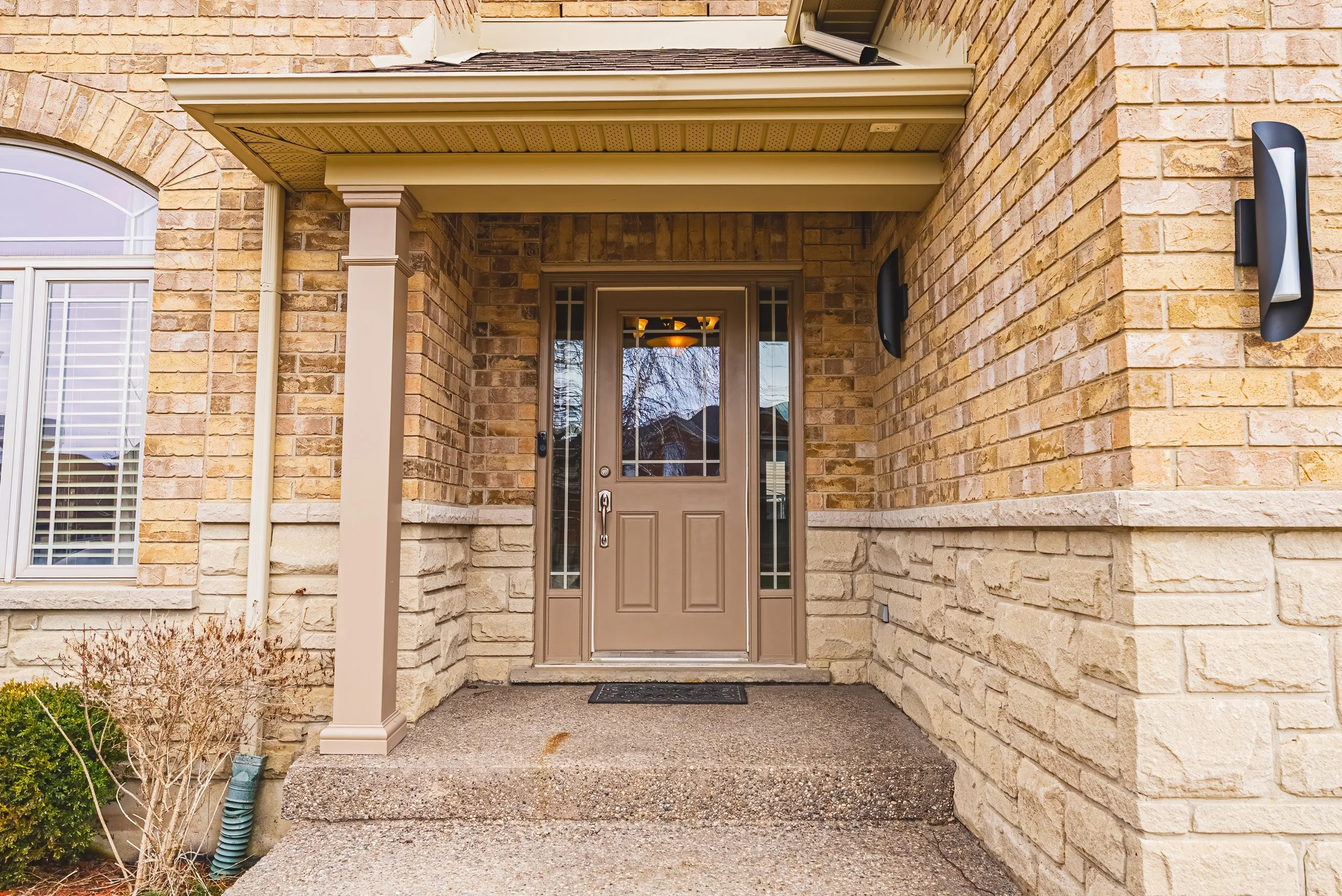 3 - 120 Valiant Cir, Binbrook.jpg