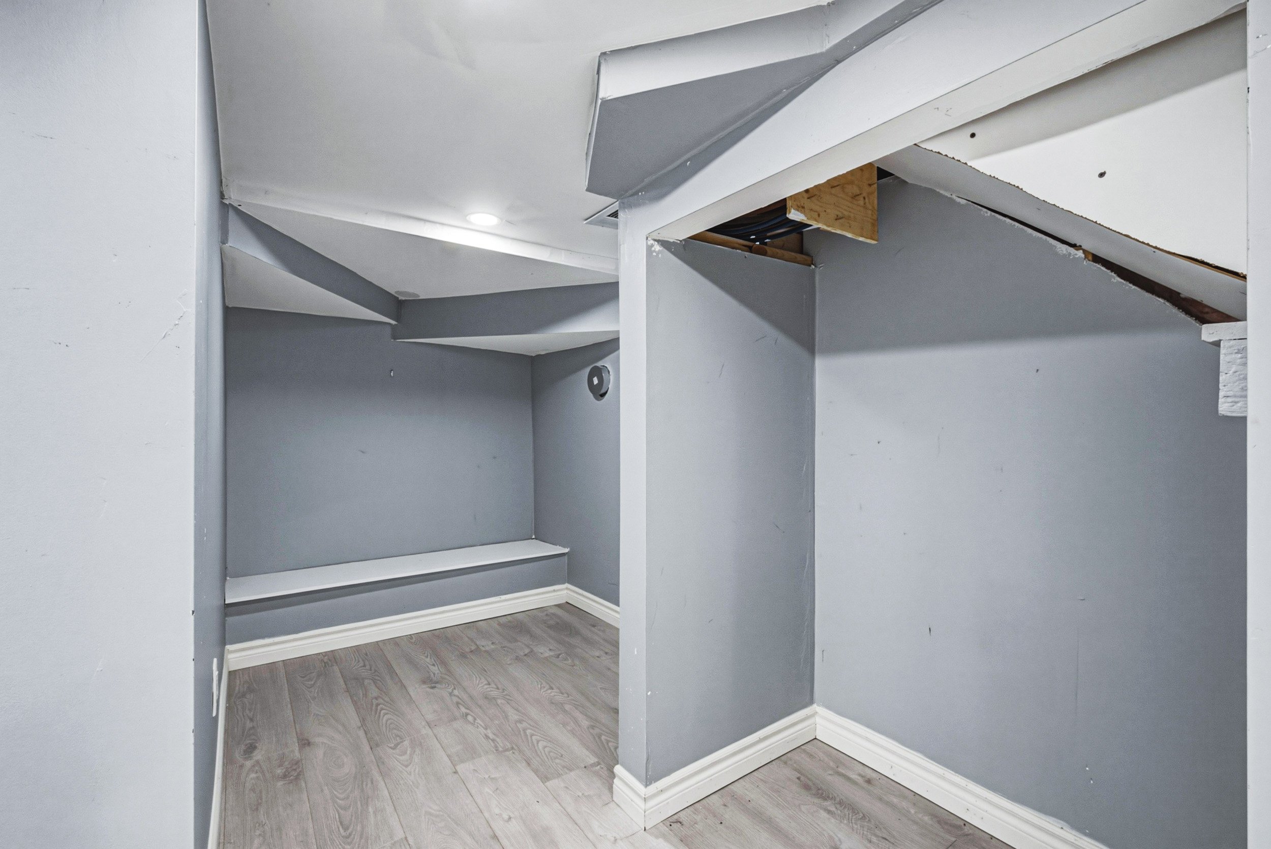 31 - 218 Grosvenor Ave N, Hamilton.jpg