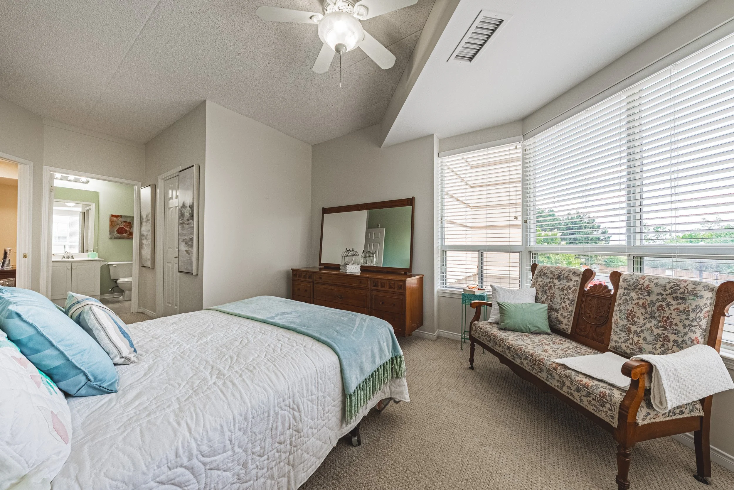 5 - 2075 Amherst Heights Dr RE.jpg