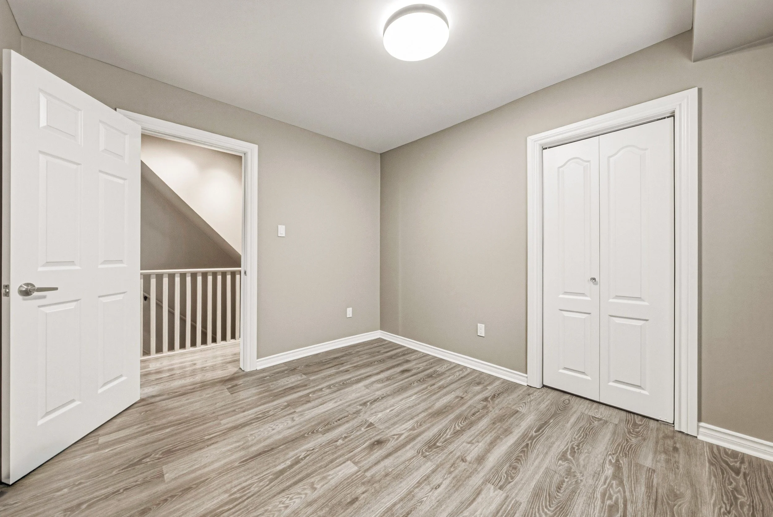 21 - 218 Grosvenor Ave N, Hamilton.jpg