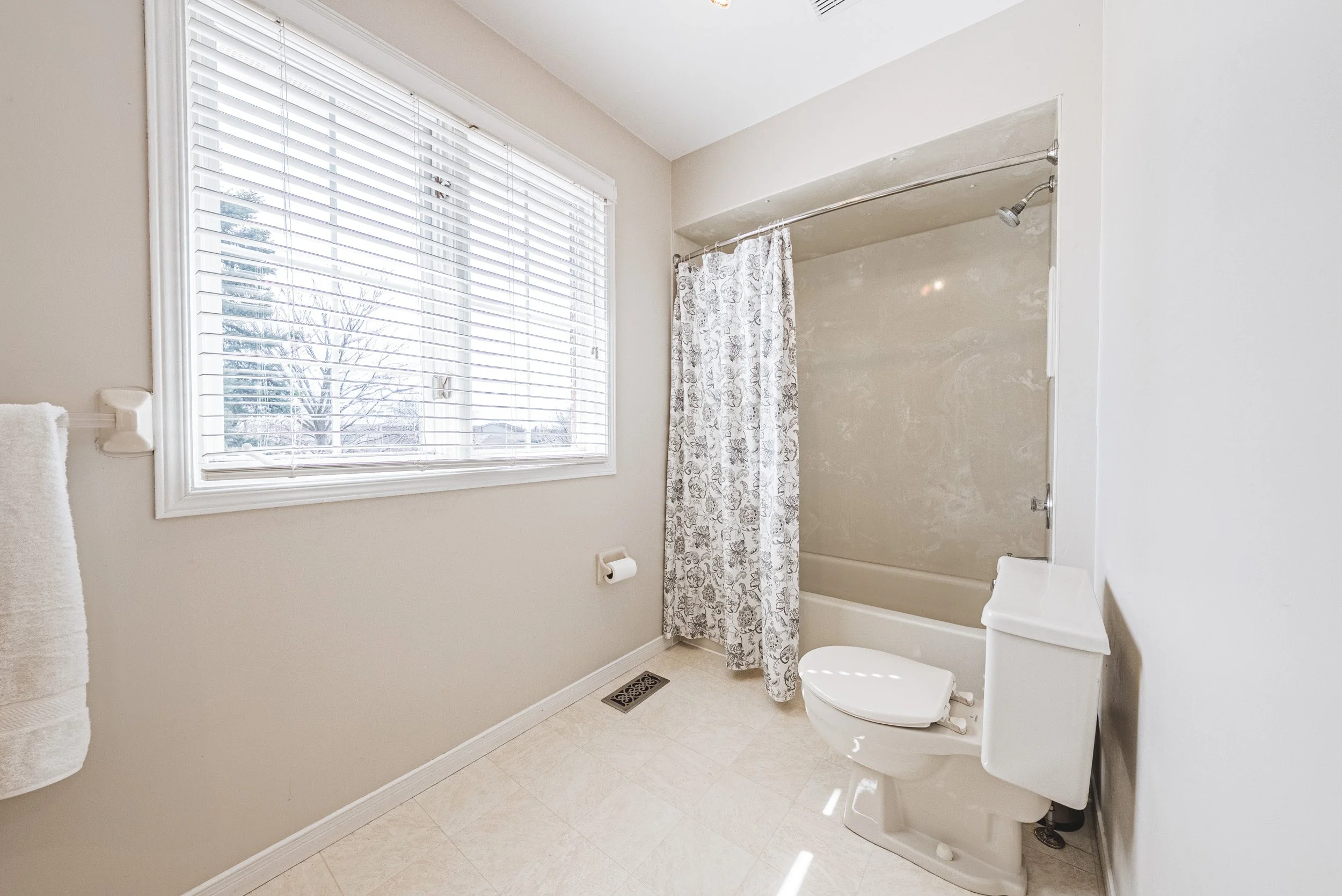 20 - 110 Highbury Dr, Stoney Creek.jpg