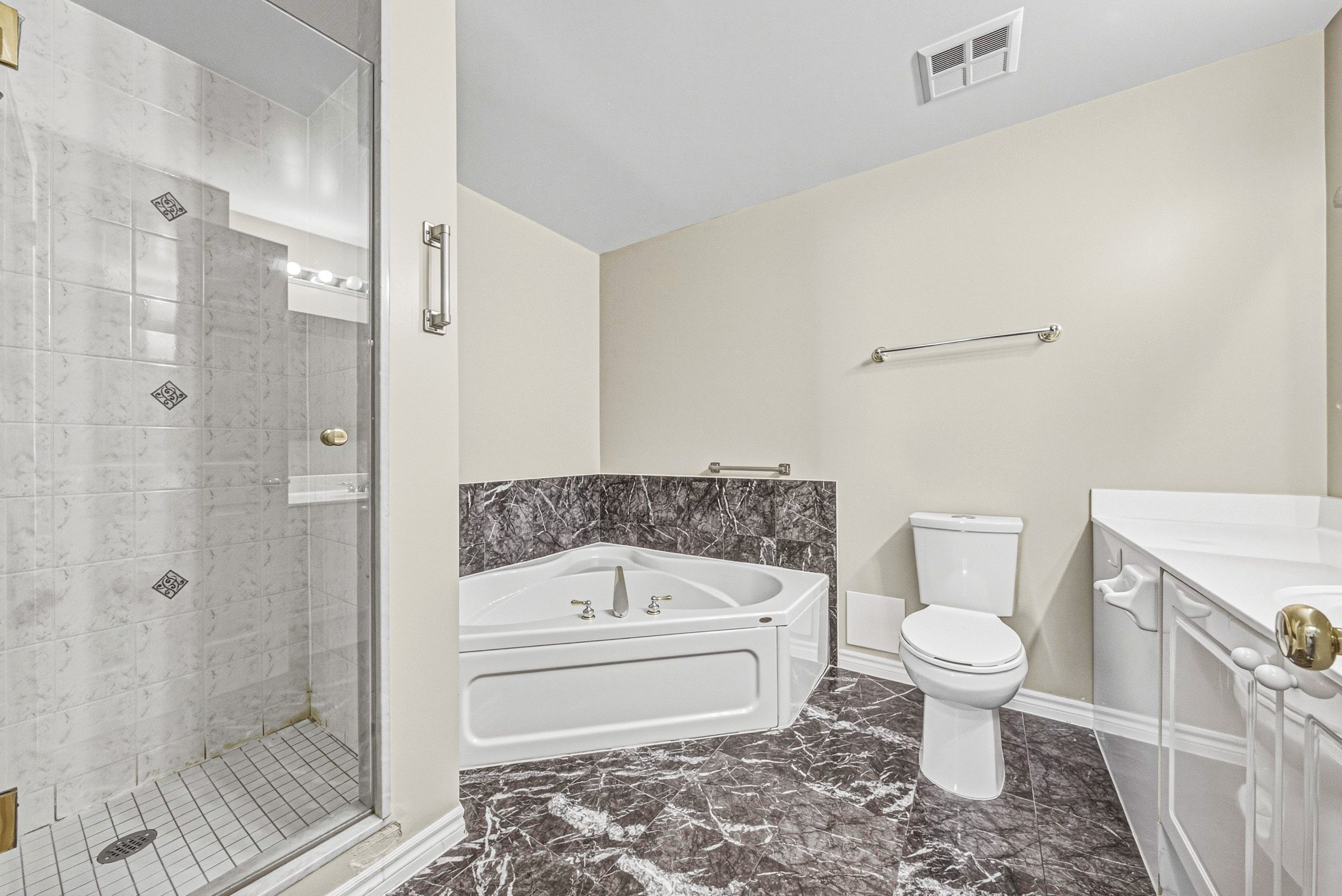 20 - 935 Royal York Rd #202, Toronto.jpg