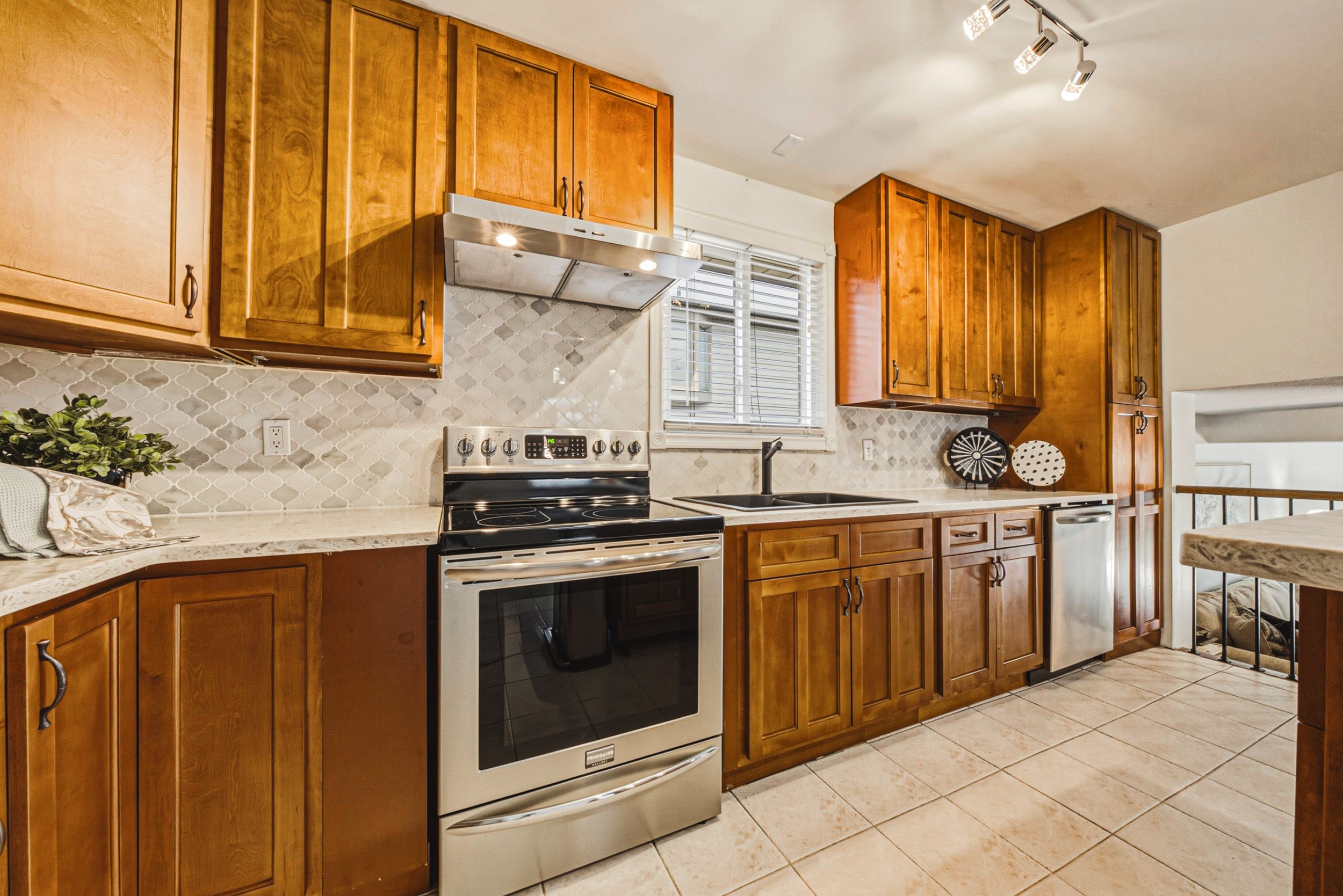 13 - 2206 Donald Rd, Burlington.jpg