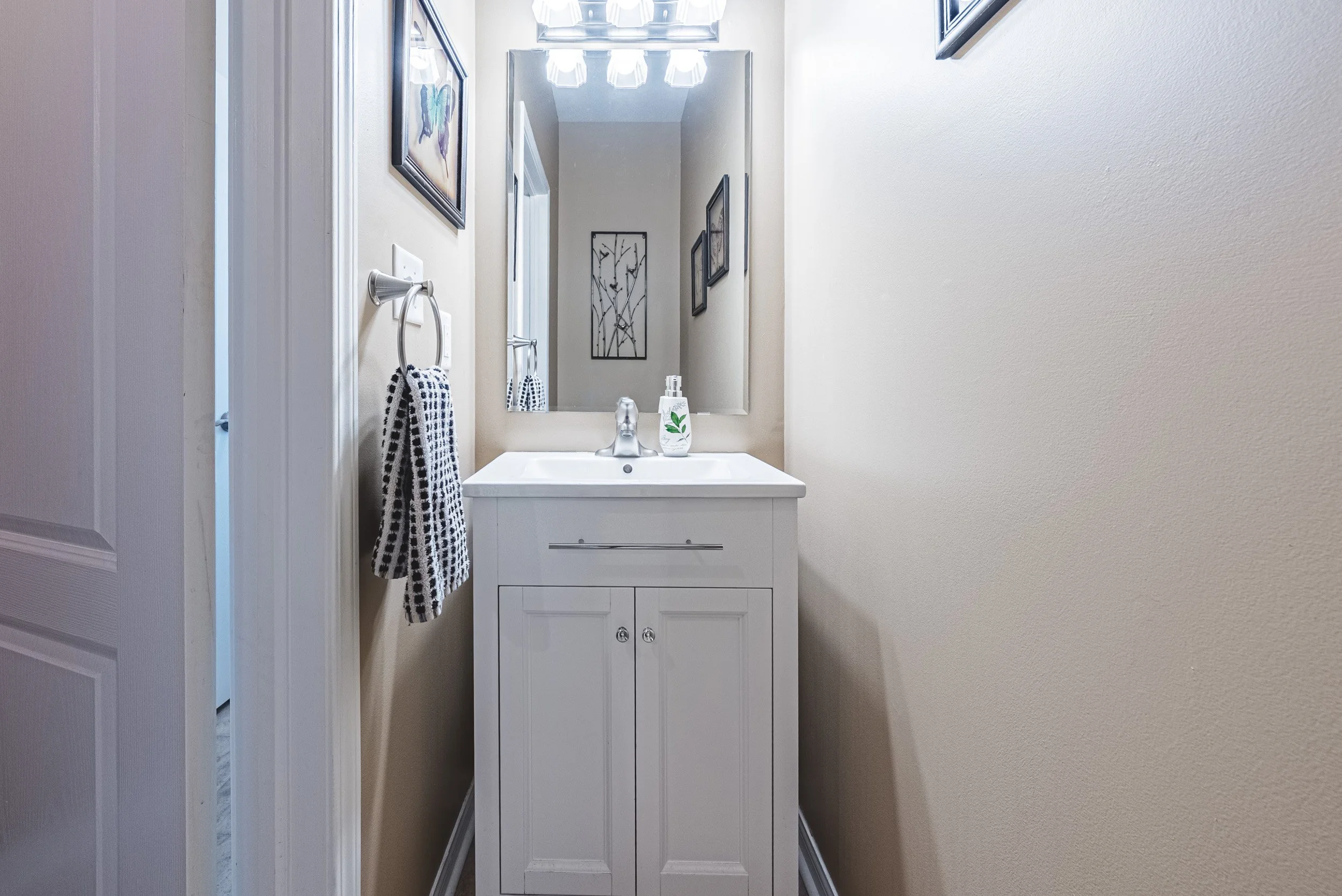 17 - 1588 Ramshaw Cres, Milton.jpg