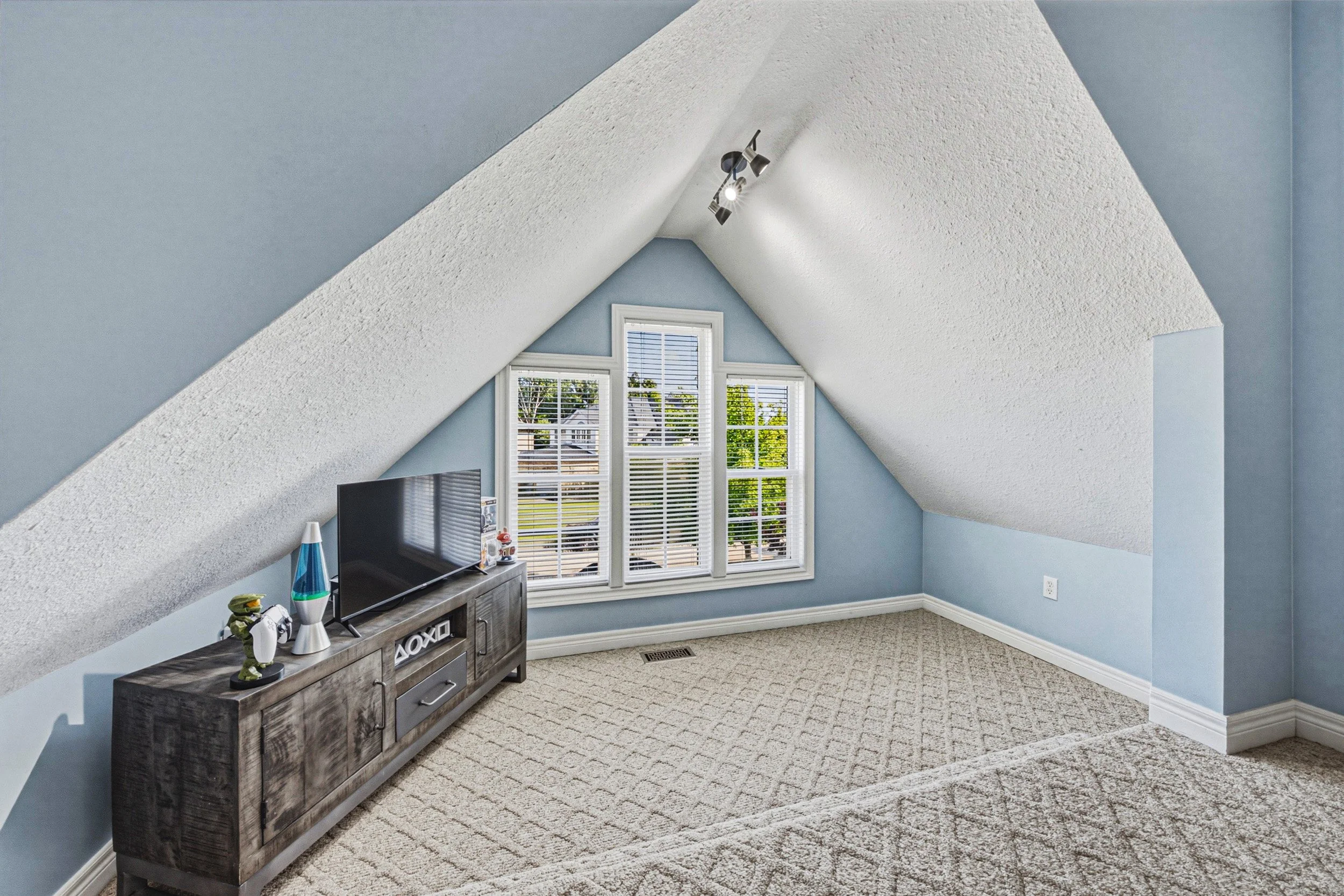 27 - 140 Country Club Dr, Cambridge.jpg