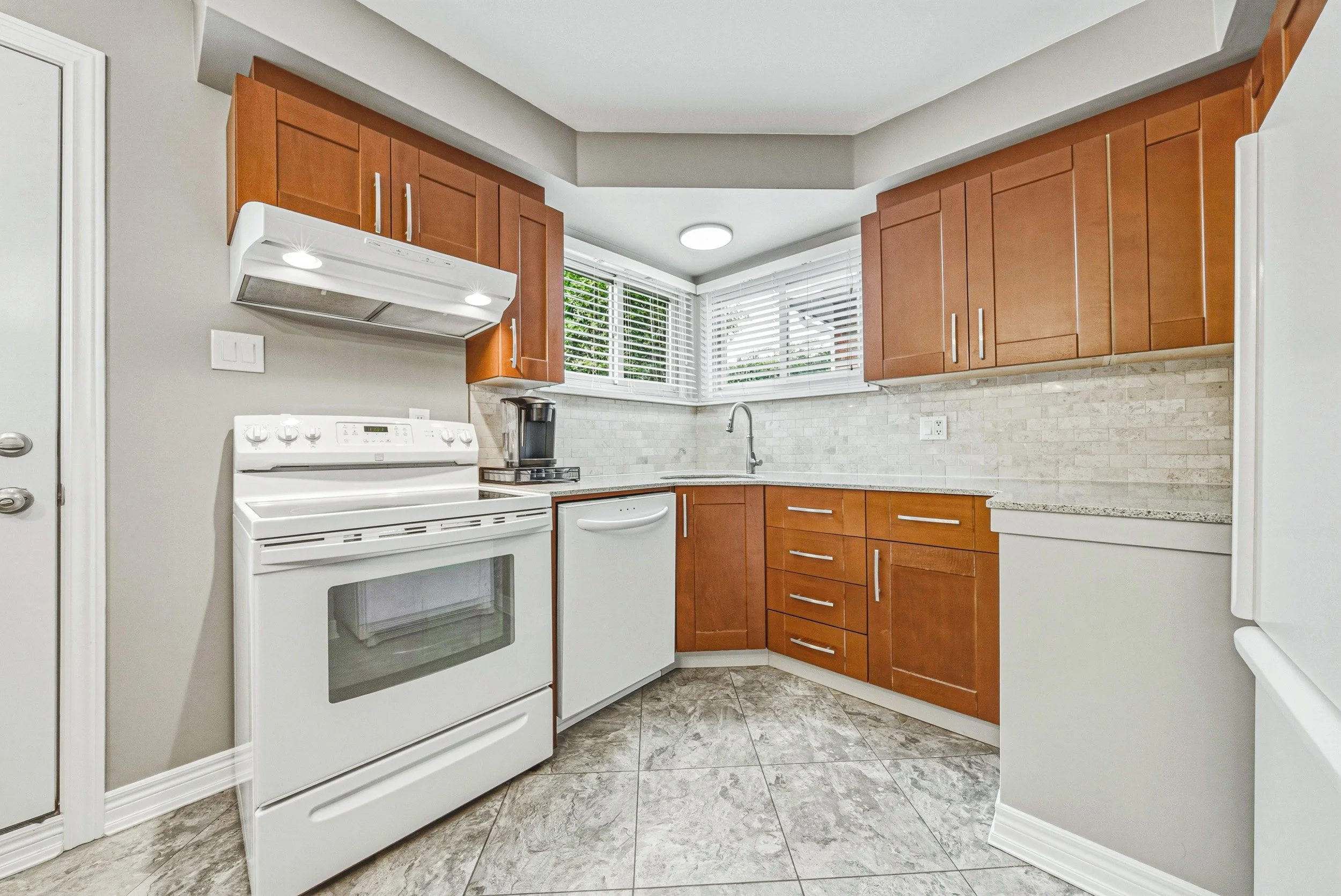 21 - 1208 Homewood Dr, Burlington.jpg