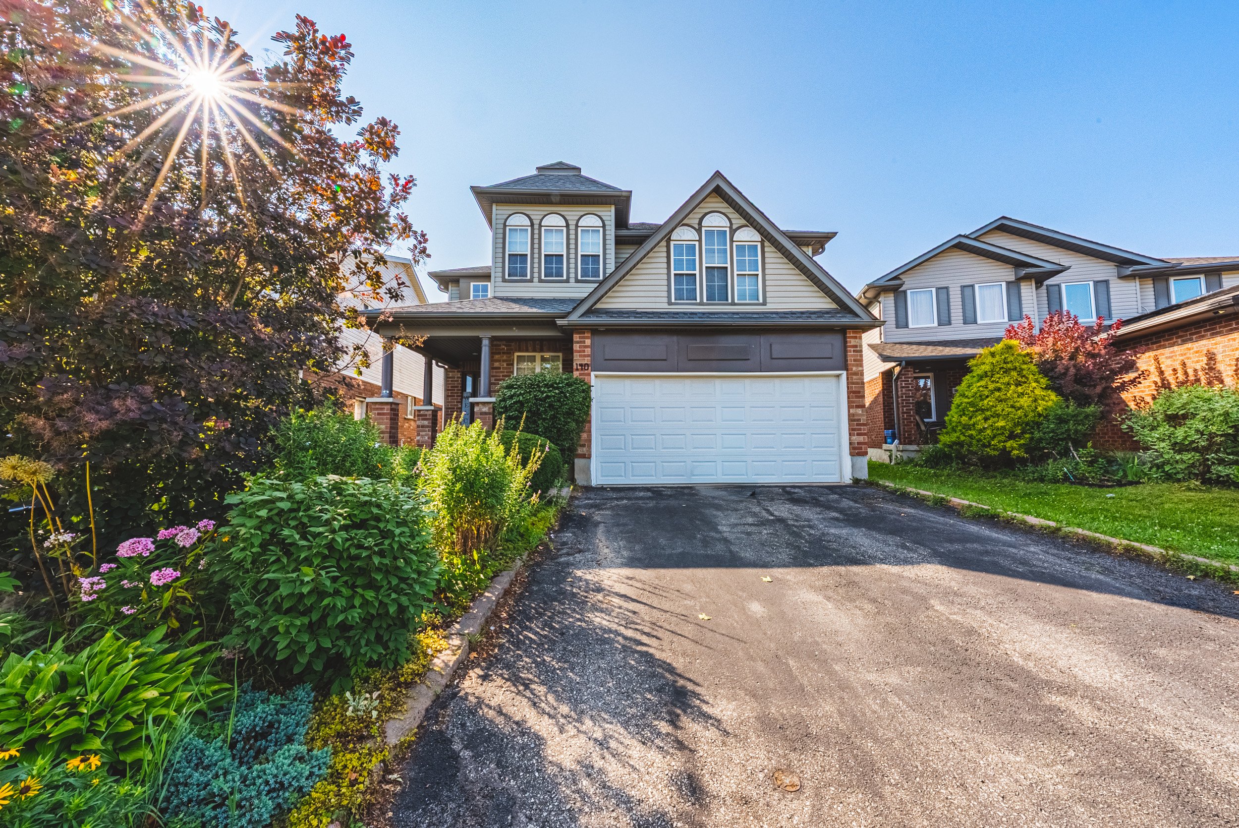 1 - 140 Country Club Dr, Cambridge.jpg