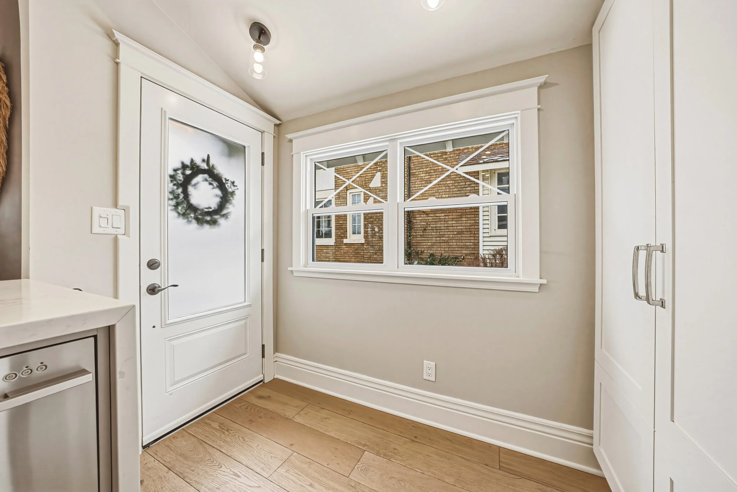 14 - 6 Nelles Blvd, Grimsby.jpg