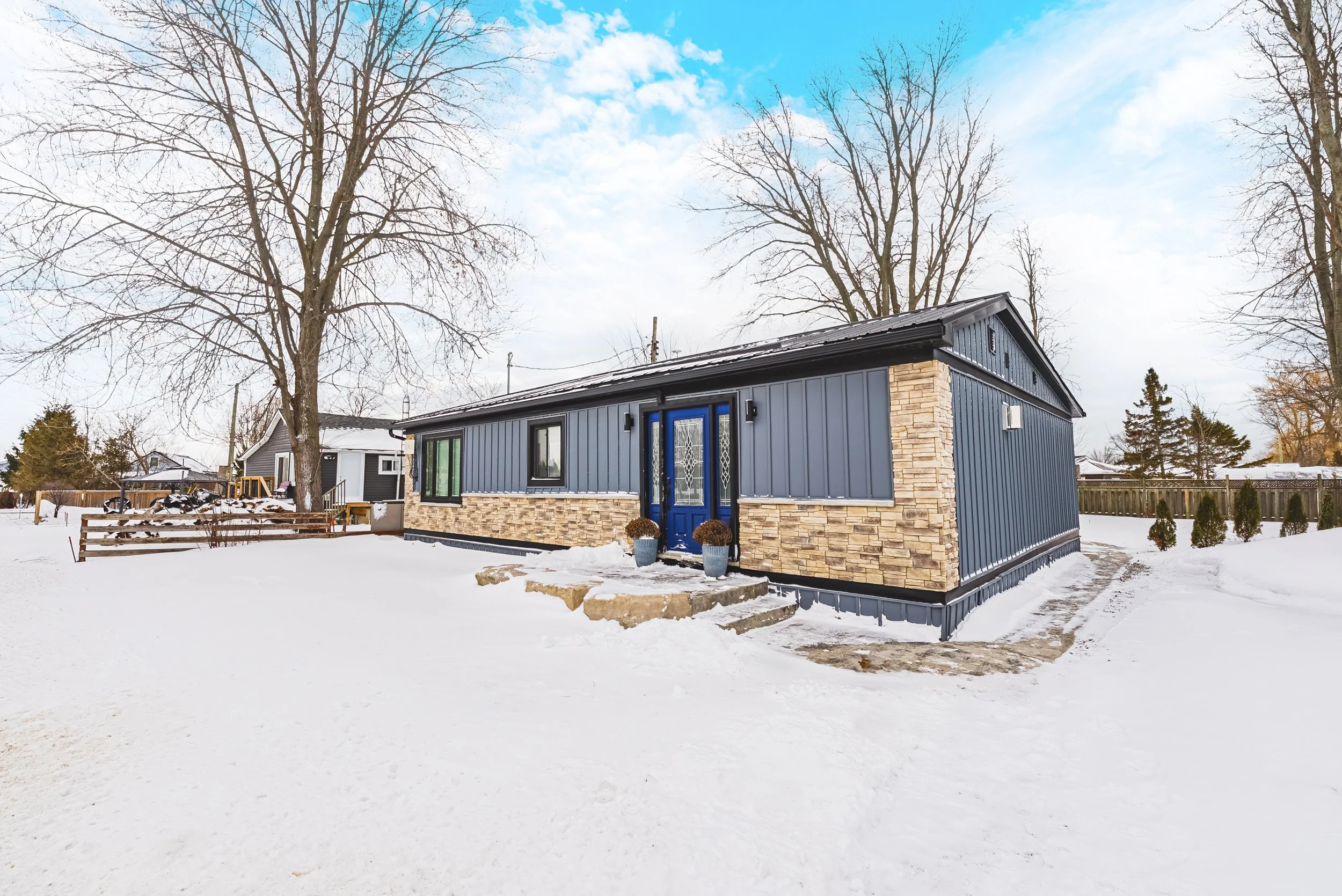 3 - 816 S Coast Dr, Selkirk.jpg