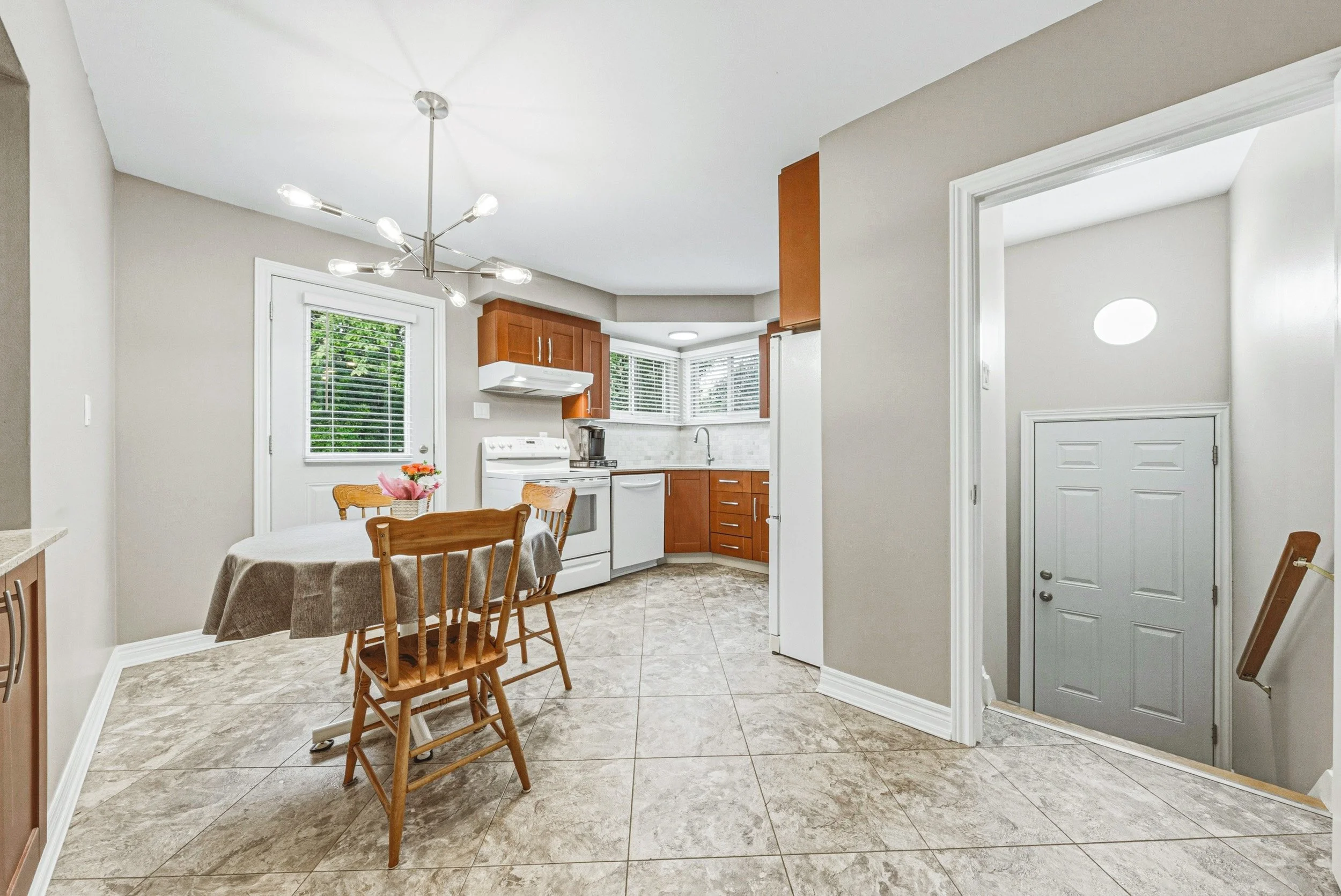 20 - 1208 Homewood Dr, Burlington.jpg