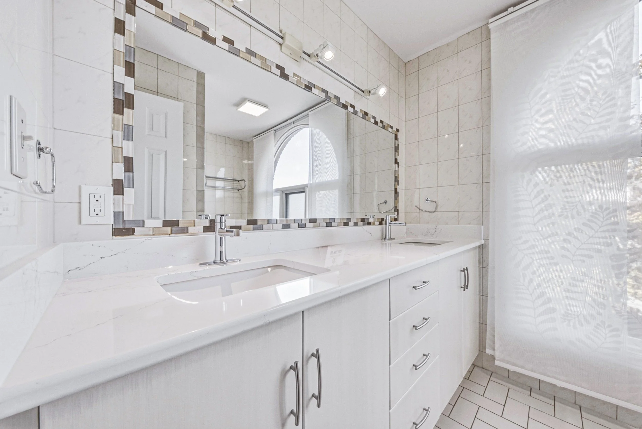 28 - 21 Moss Blvd, Dundas.jpg