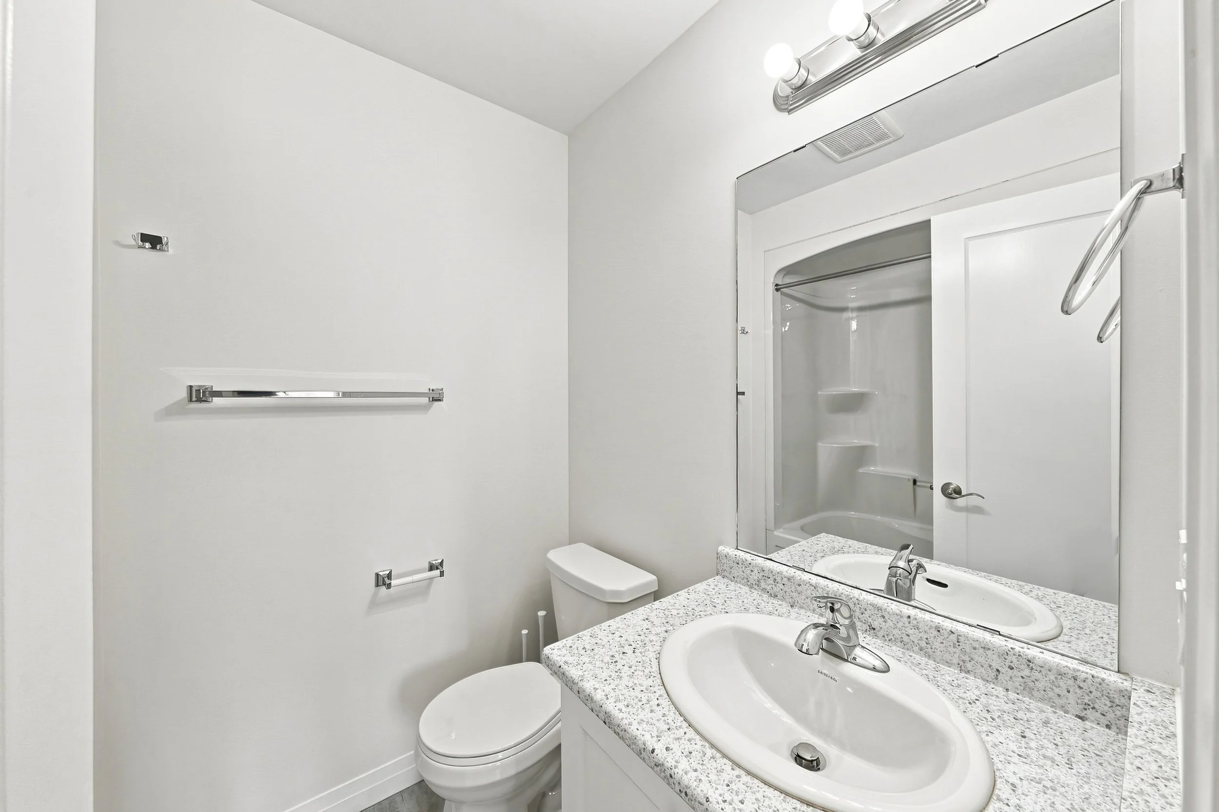18 - 94 Laguna Village Cres, Hamilton.jpg