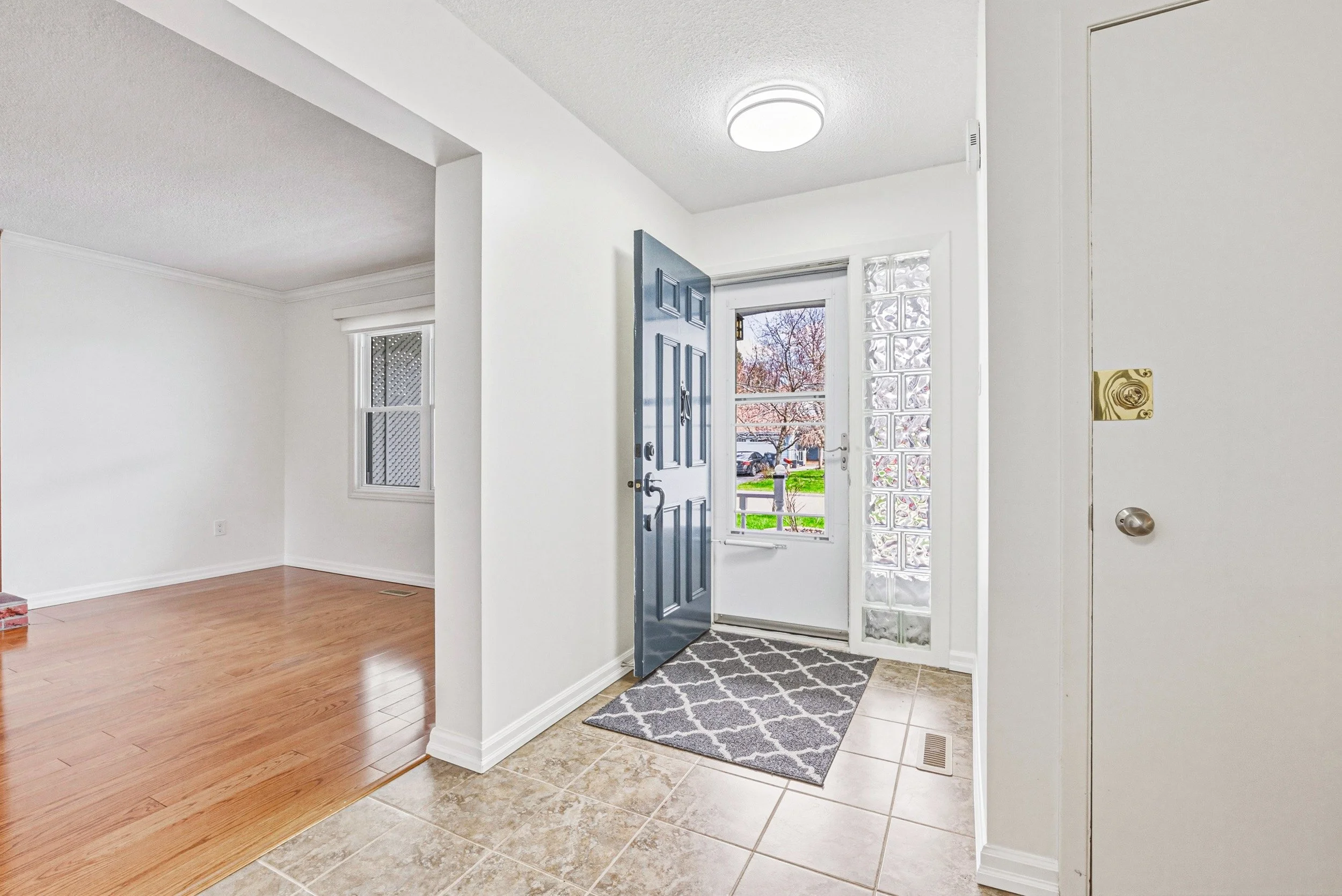 6 - 4 Mount Forest Dr, Brampton.jpg