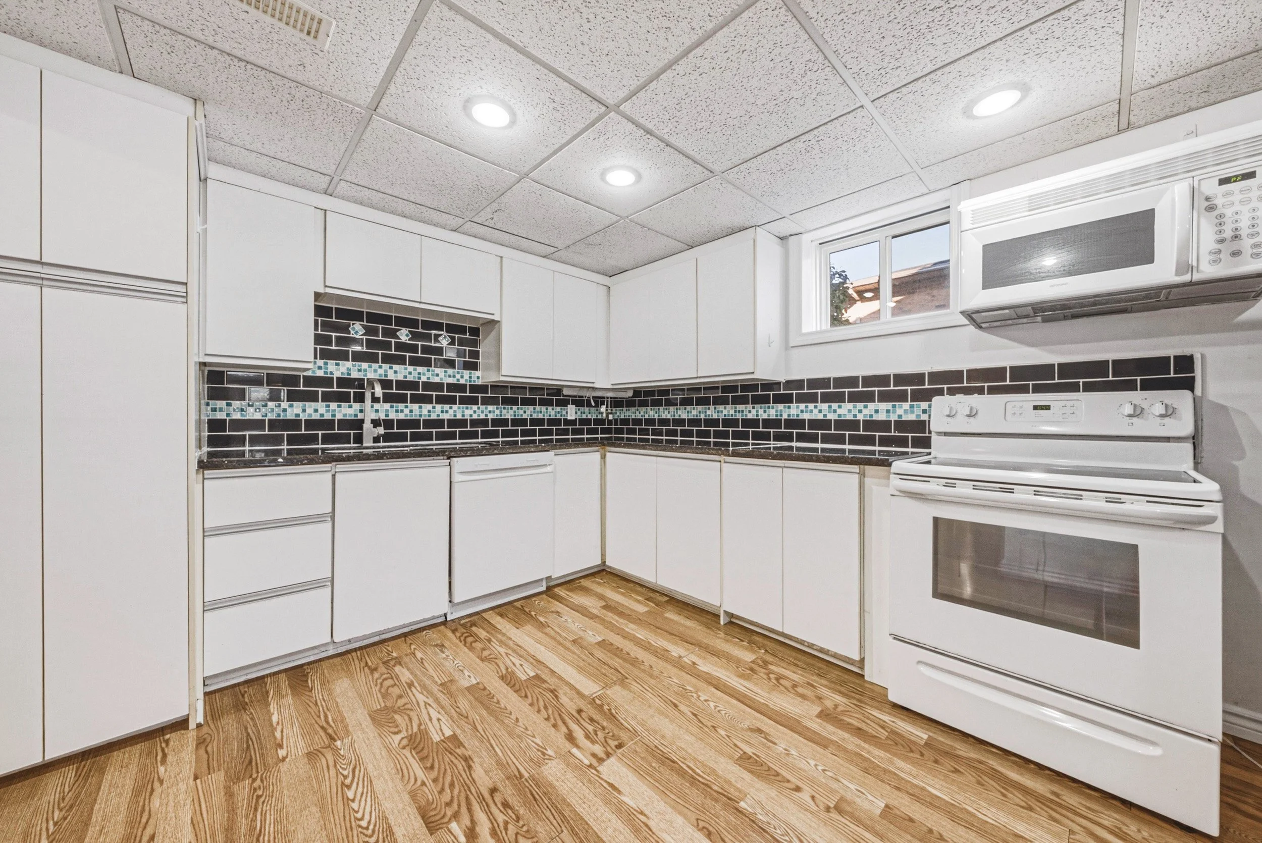36 - 21 Moss Blvd, Dundas.jpg