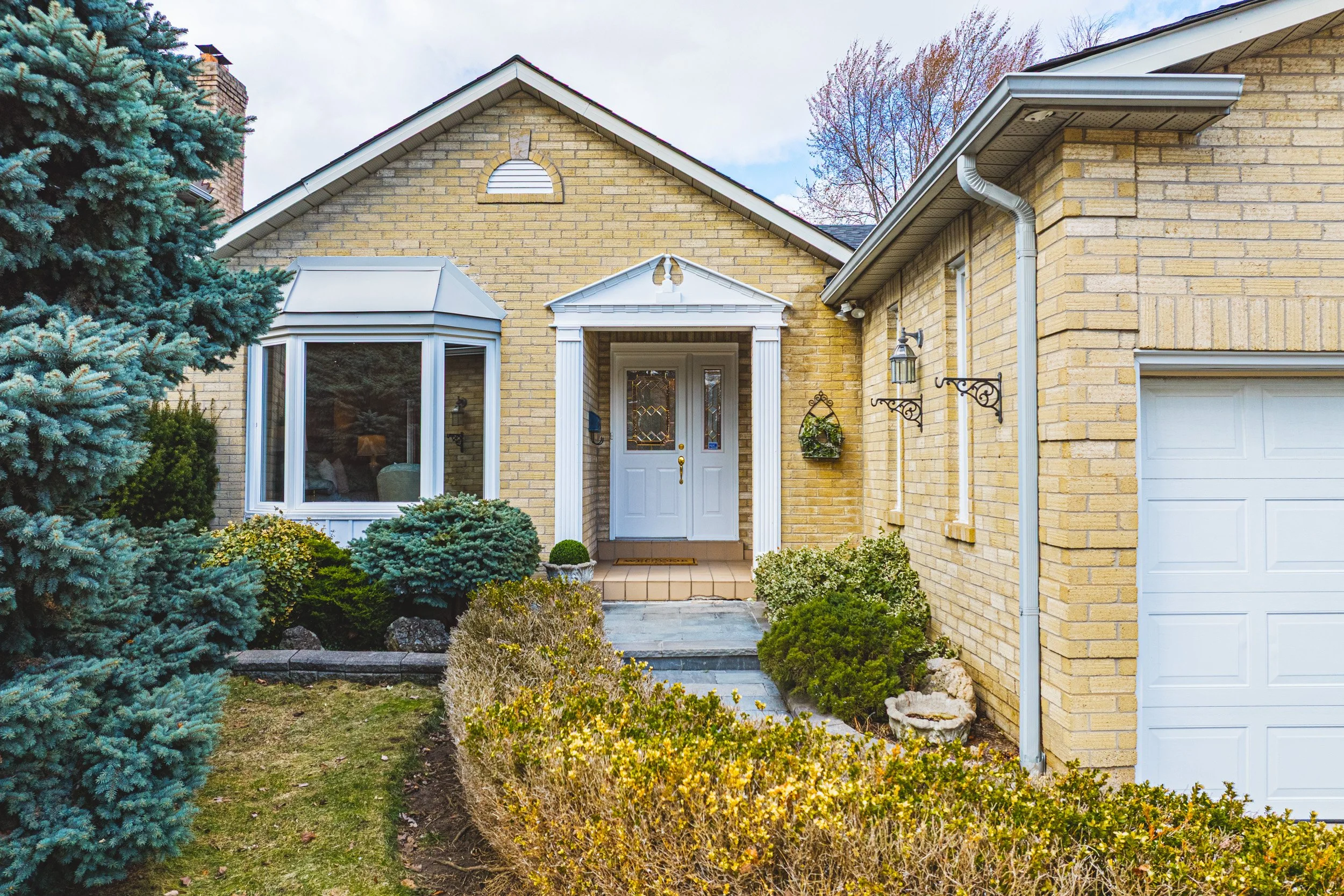 6 - 1595 Flamborough Cr EXT.jpg