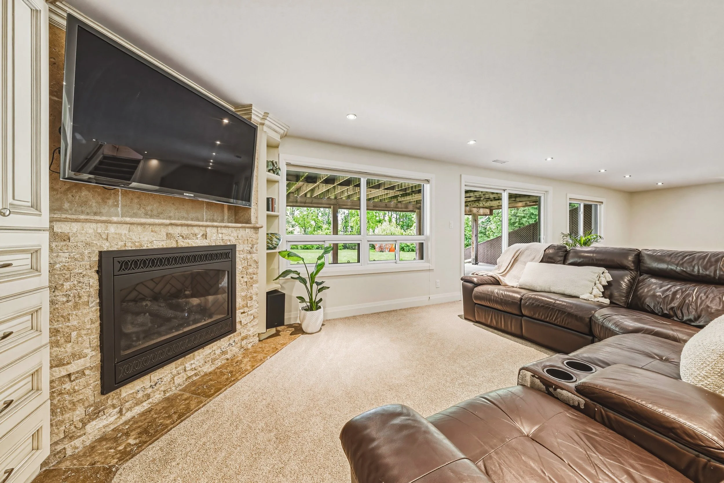 32 - 4897 Victoria Ave N, Vineland Station.jpg