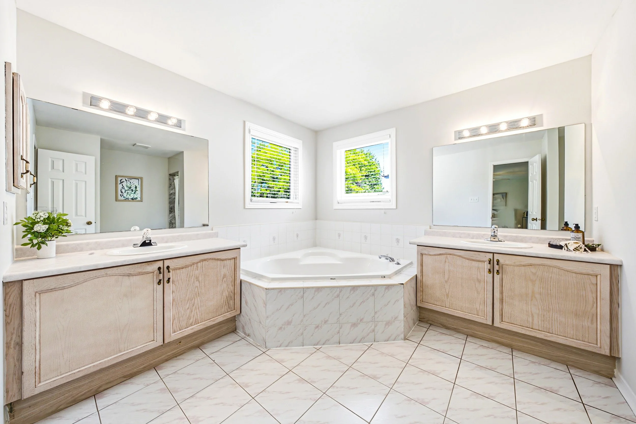 34 - 4153 Vermont Cres, Burlington.jpg
