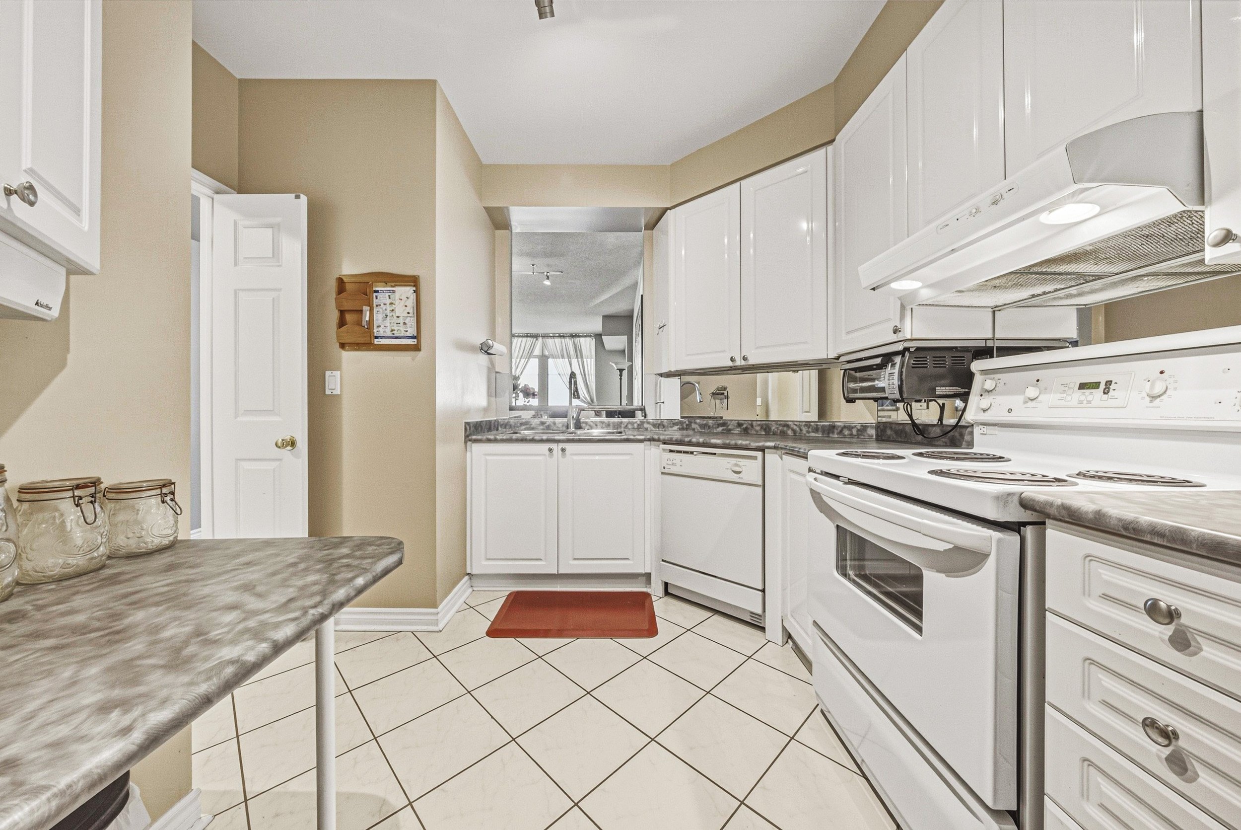 10 - 935 Royal York Rd #202, Toronto.jpg