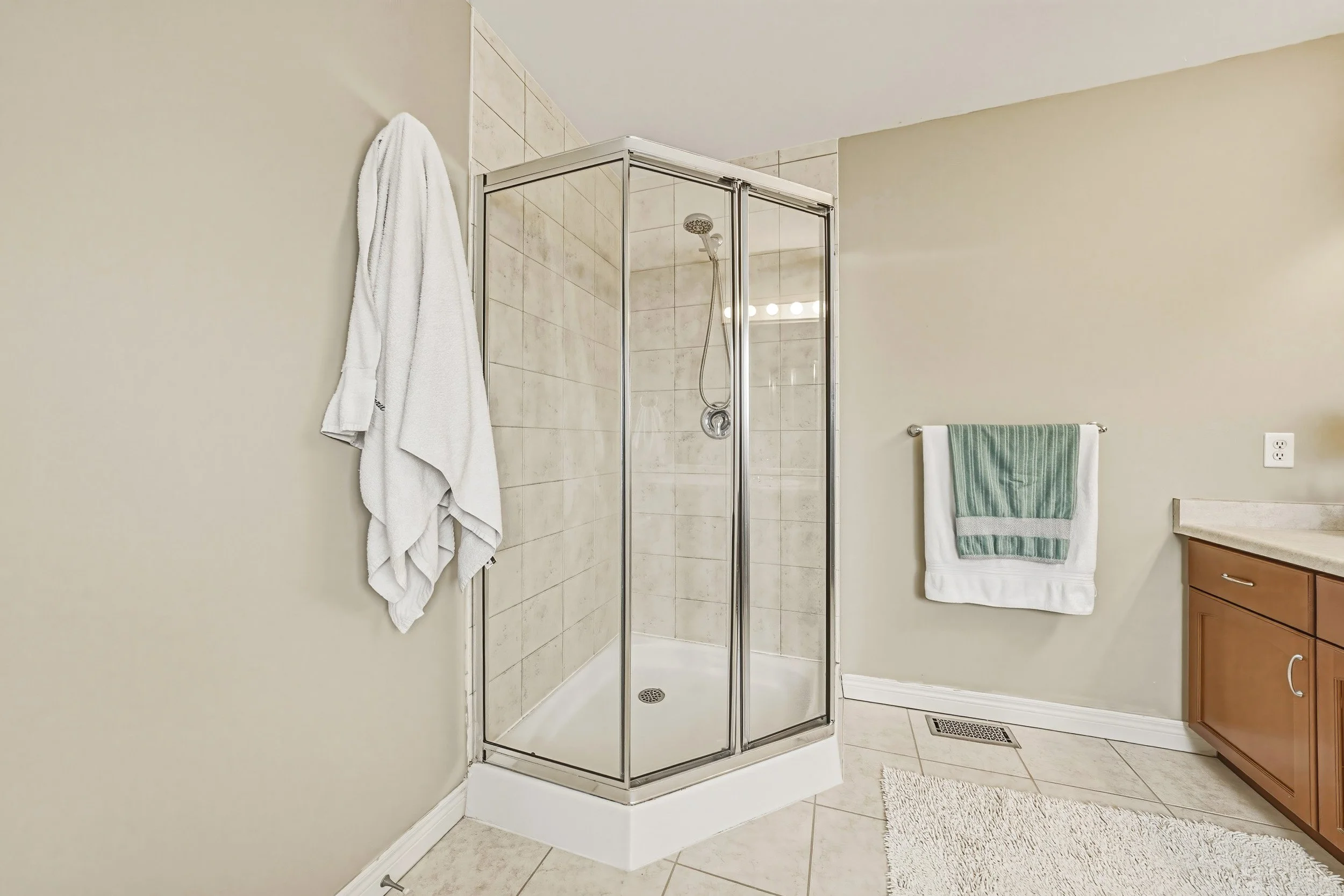 30 - 120 Valiant Cir, Binbrook.jpg