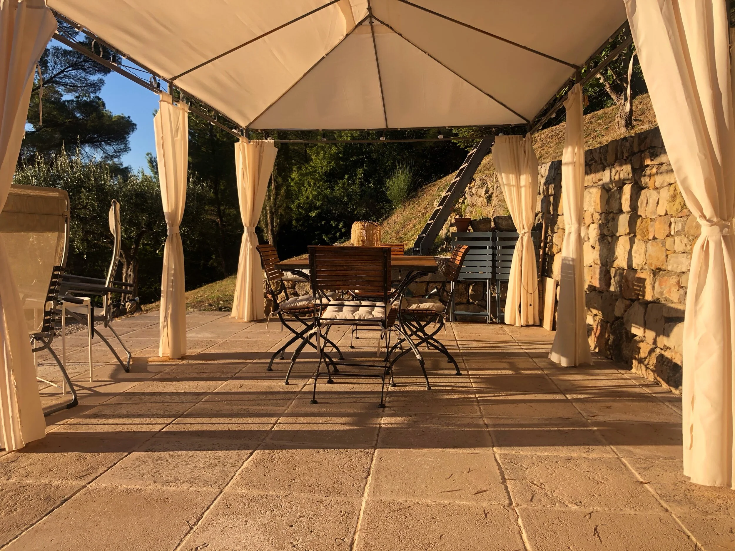 Exterior terrace & dining