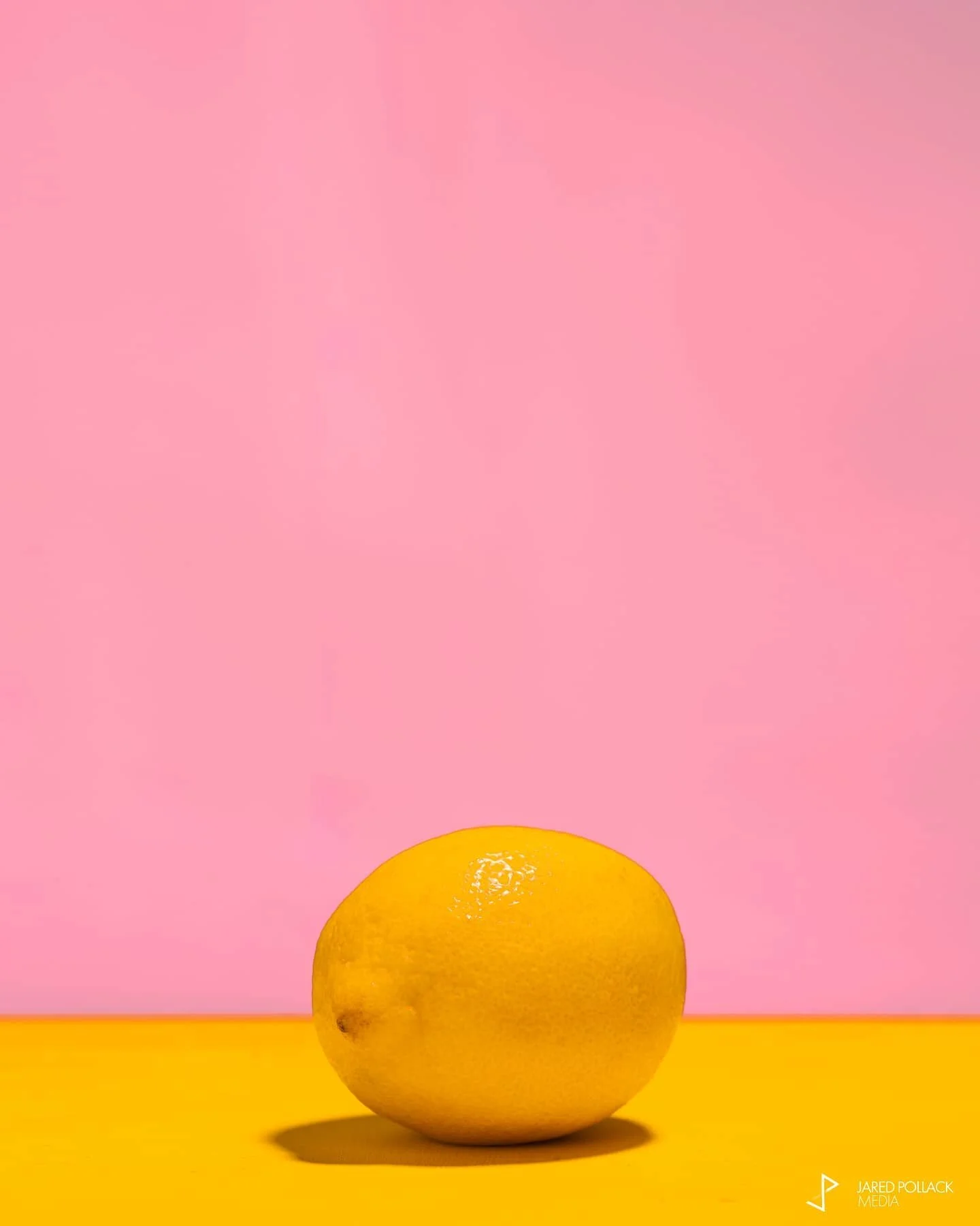 Homage to one of history's favorite weirdos.

#stilllifephotography #stilllife #colorblocking #fruit #lemon #whenlifegivesyoulemons #boredinthehouse #andywarhol #homage #inspiration #sonyalpha