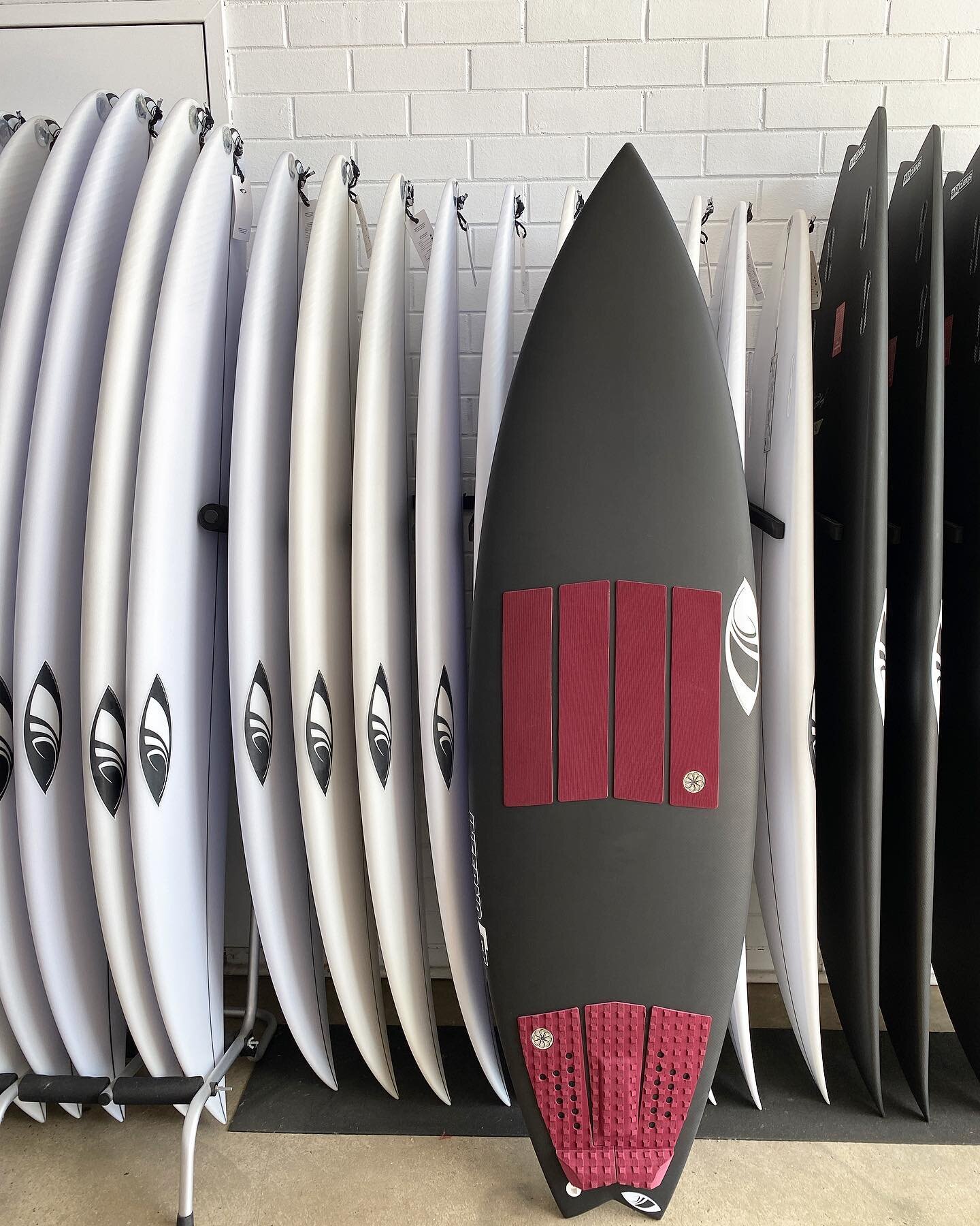 Christmas for Aaron just got a lot better 😮 

@sharpeyesurfboards_au C1 Inferno FT decked out with @octopusisreal Burgundy Front &amp; Back Grip 

5 sleeps until Christmas come on in and treat yourself !