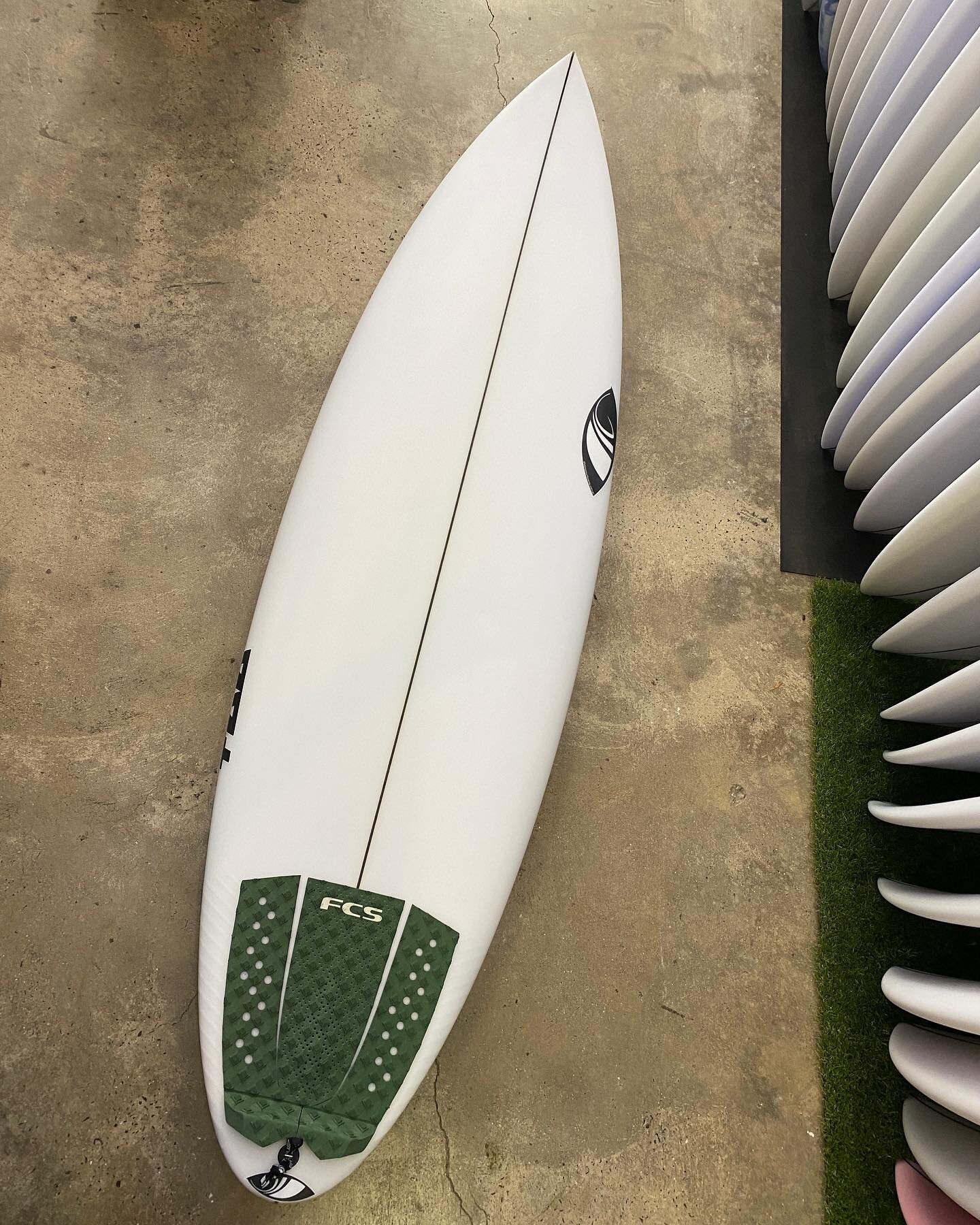 @sharpeyesurfboards_au 77 PLUS 

From the garage headed straight to the North shore 🌸 

Whether it&rsquo;s for a trip away or for when your local turns on,
this board won&rsquo;t let you down 🤙