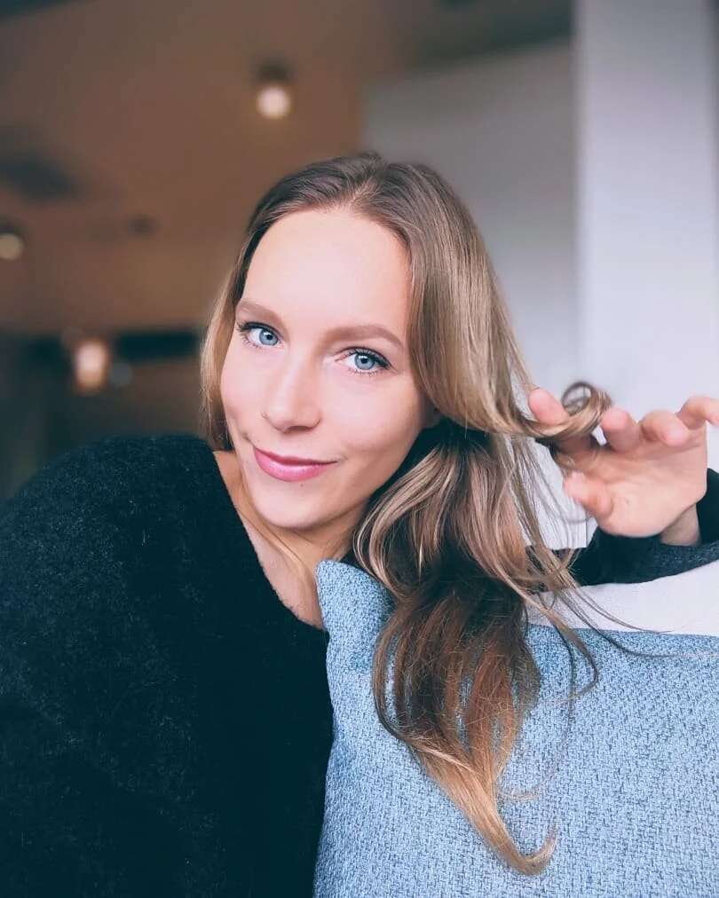 How my hair survives without a hairdresser?

Seems like a common problem with Hair salons being closed for a long time🙃 my hair has actually never been healthier and sometimes the solution can be as easy as water😁

I simply use the Beauty Water of 