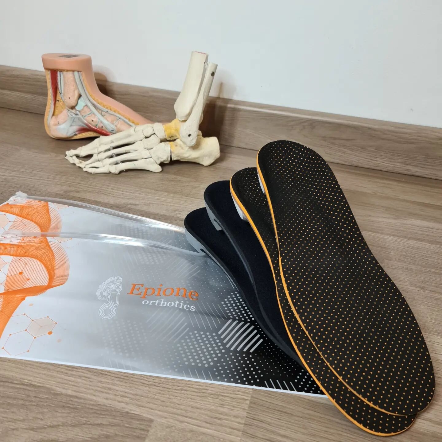 2 new sets of top-notch quality custom-made foot orthoses just in from @epionecustomorthoses 

One for a patient with non-insertional plantar fasciopathy who's improved with shockwave therapy and is looking for some extra support, another for a patie