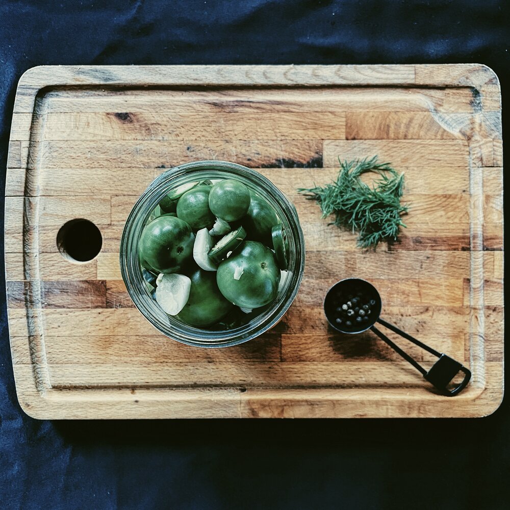  Add the peppercorns and dill to the mason jar. 