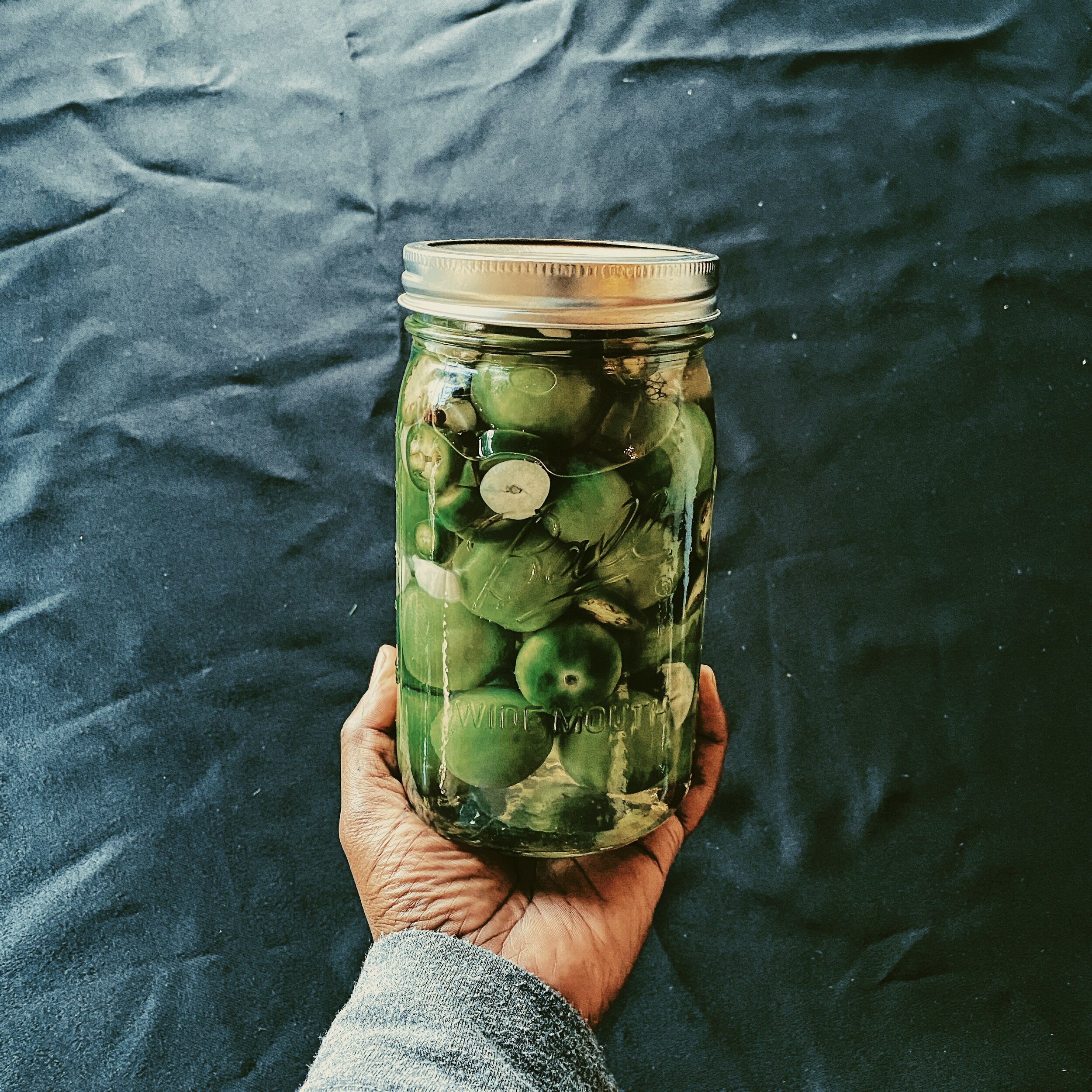 Make pickled green tomatoes