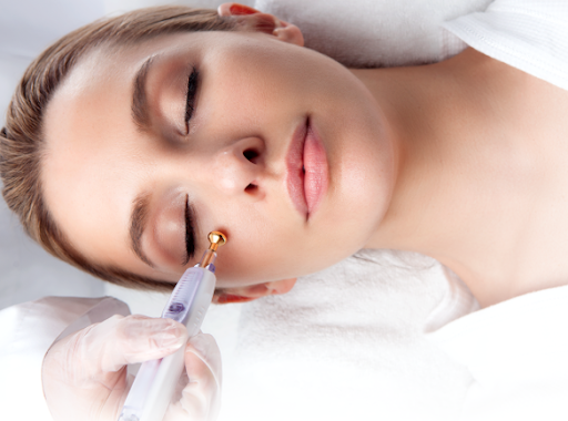 Young woman having a Pellevé skin tightening treatment