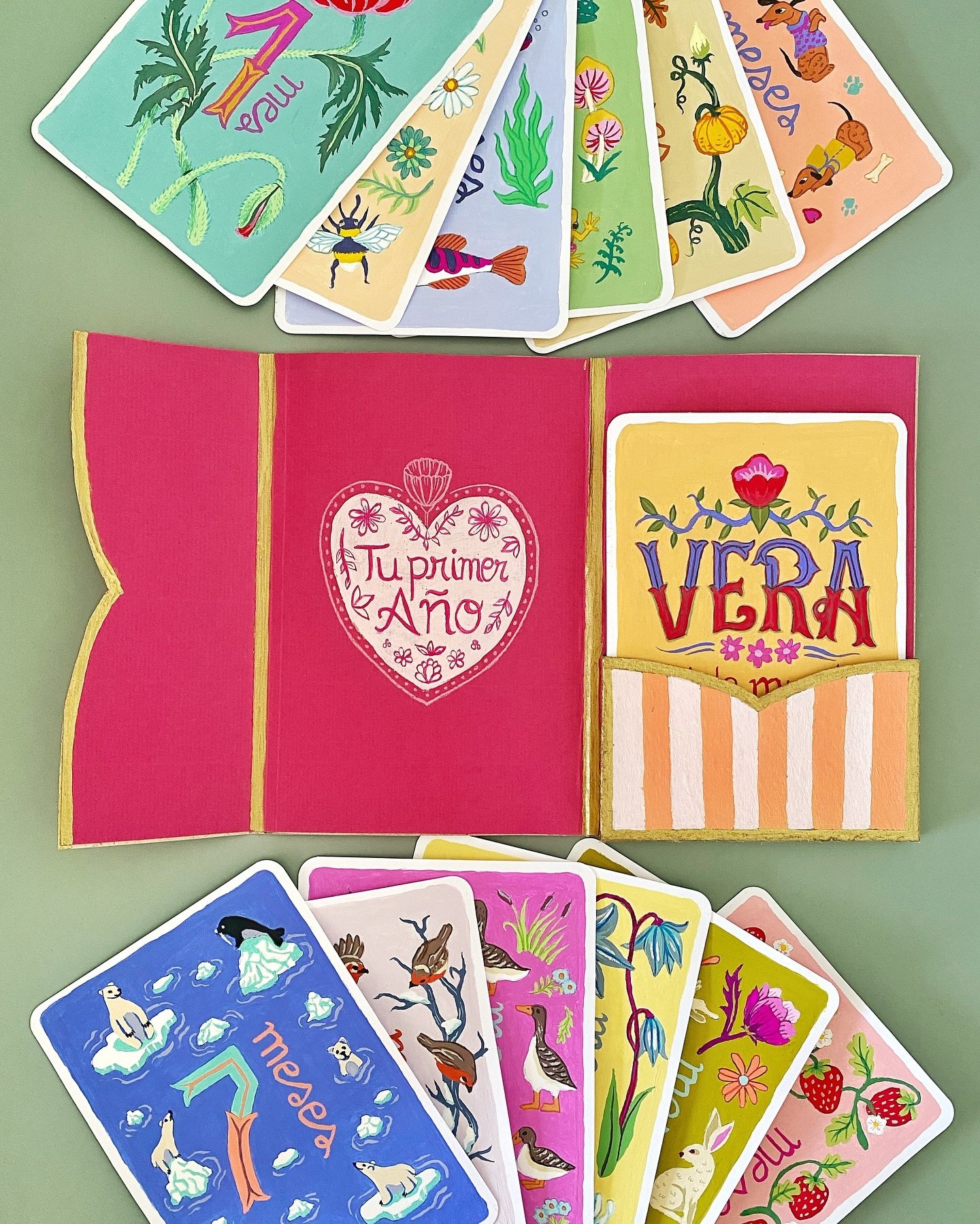Os ense&ntilde;o m&aacute;s fotos del proyecto de tarjetas cumplemes de mi 🐣. Y alguna del proceso 😉. Todo pintado a mano con las incre&iacute;bles pinturas #holbeinacrylagouache 
Me lo he pasado en grande pintando fuera de la pantalla y experiment