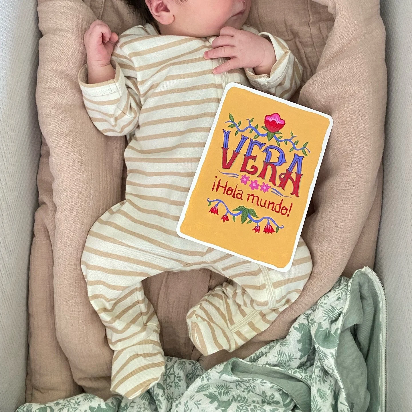 Vera 🐣 01/06/2024. Por fin te tenemos con nosotros peque&ntilde;a duendecilla. D&iacute;as de no dormir, llorar, re&iacute;r, comiendo cuando podemos, aprendiendo a sostenerte, a alimentarte, y celebrando cada pasito. Que experiencia m&aacute;s aluc