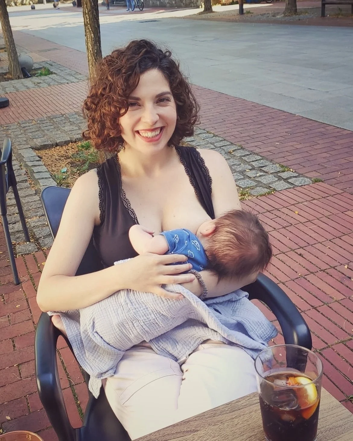 Pues no est&aacute; mal esta nueva yo ☺️. Superadas con nota las dos primeras semanas sola con Vera 💪❤️🐣 
.
.
.
.
.
#madreprimeriza #motherlove #disfrutandoelmomento #slowlife #terraceando #amordemadre