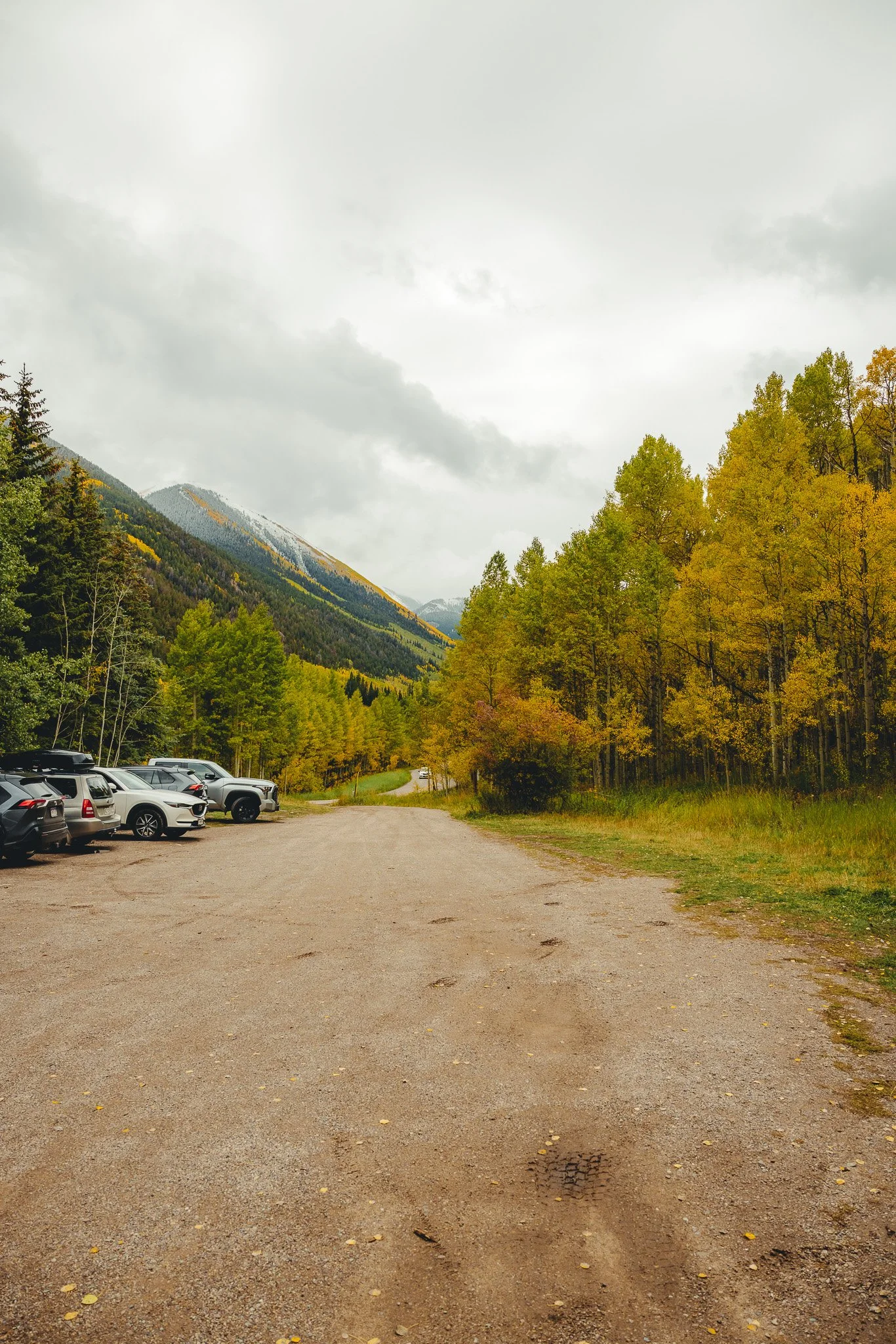 The dirt parking lot at the trailhead