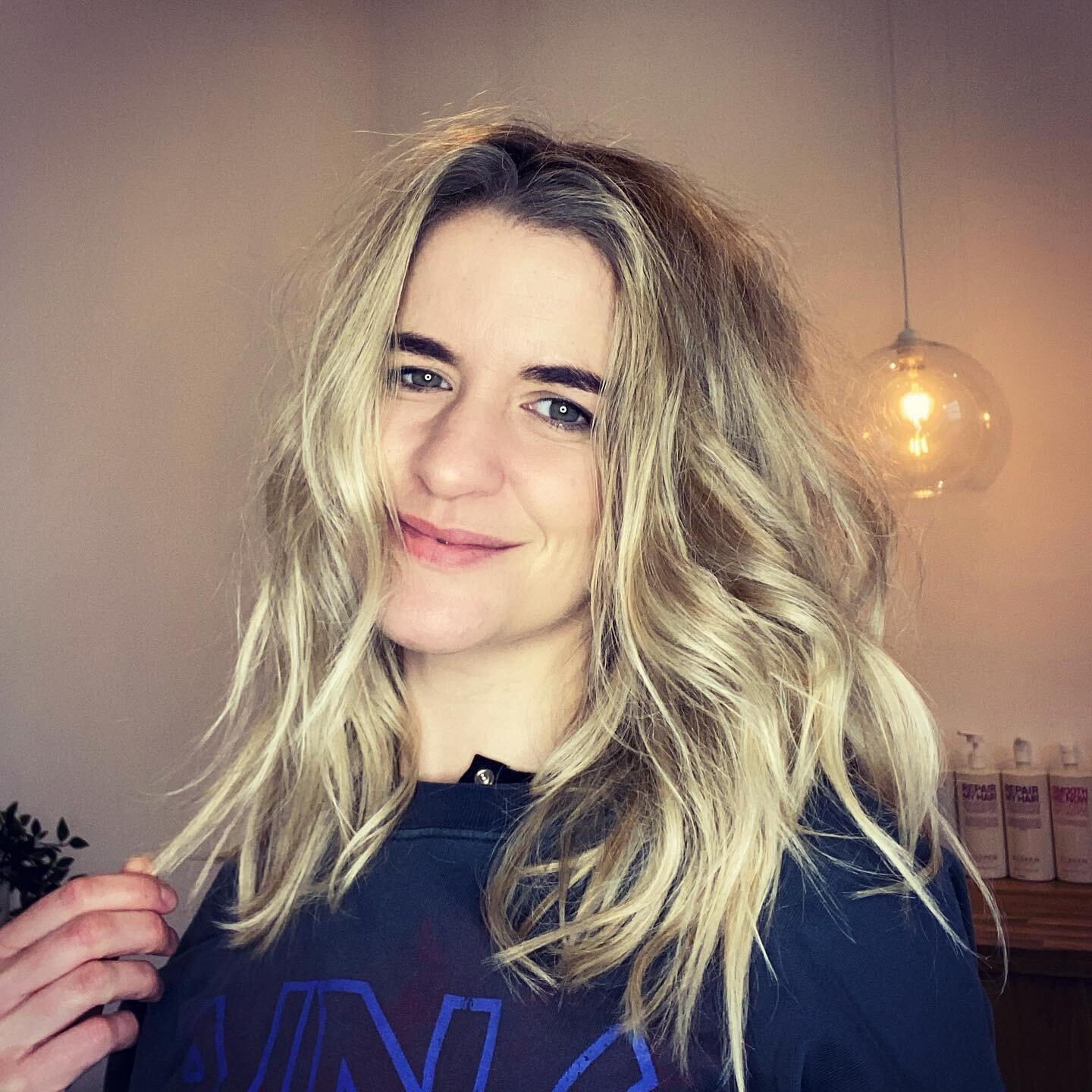 Swipe ➡️ to have a peak at how to get those laid back California waves with added volume 💁🏼&zwj;♀️ I LOVE @cloudninehair large irons for big waves and it&rsquo;s so quick to do!  Remember it doesn&rsquo;t have to be perfect to work! 

Styles using 