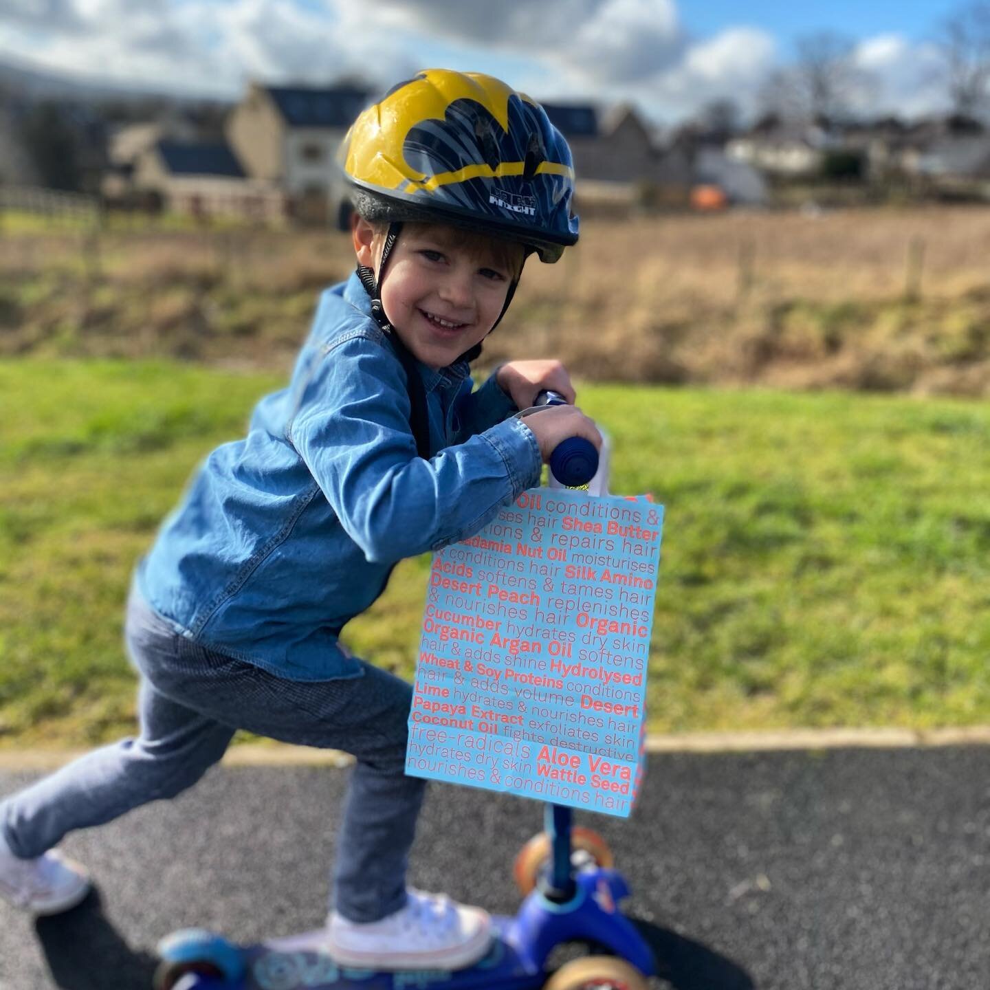 My delivery driver 🛴🤣💙

If you&rsquo;d like any @elevenaustralia_uk products just let me know.  I&rsquo;ve just put another order in so everything will be back in stock again this week! 

Thanks for all the support 🤍🤍🤍

#luciekinghair #elevenau