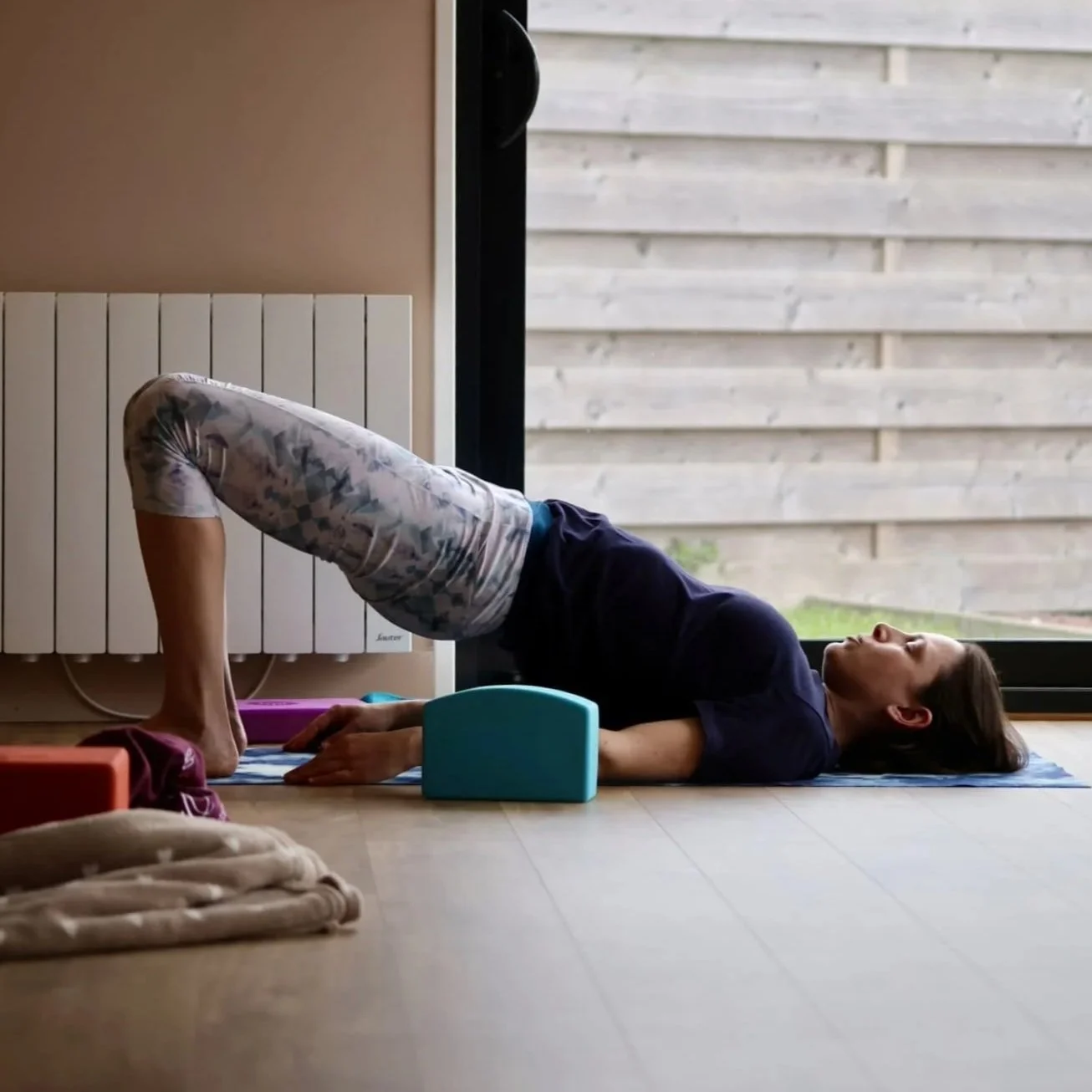 Femme pratiquant la posture du pont lors d'une séance de yoga actif