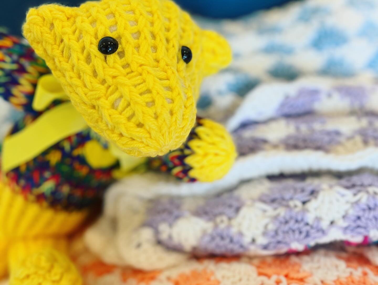 Today we are putting out a cheery batch of quilts and stuffed animals for children to take home after visiting KIDS Center. Several wonderful groups sew and crochet quilts and afghans, and then donate them to bring comfort to a child! ❤️