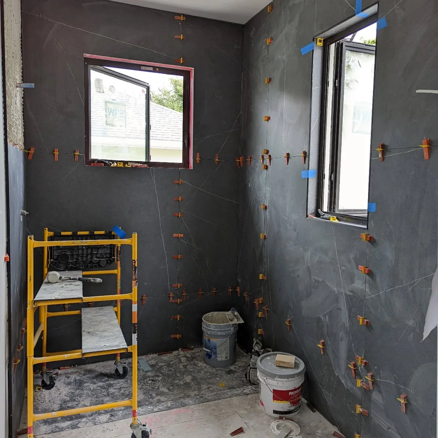 Giant wall tiles for the win 👍 
#luxuryhomes #luxurybathroom #customhomes