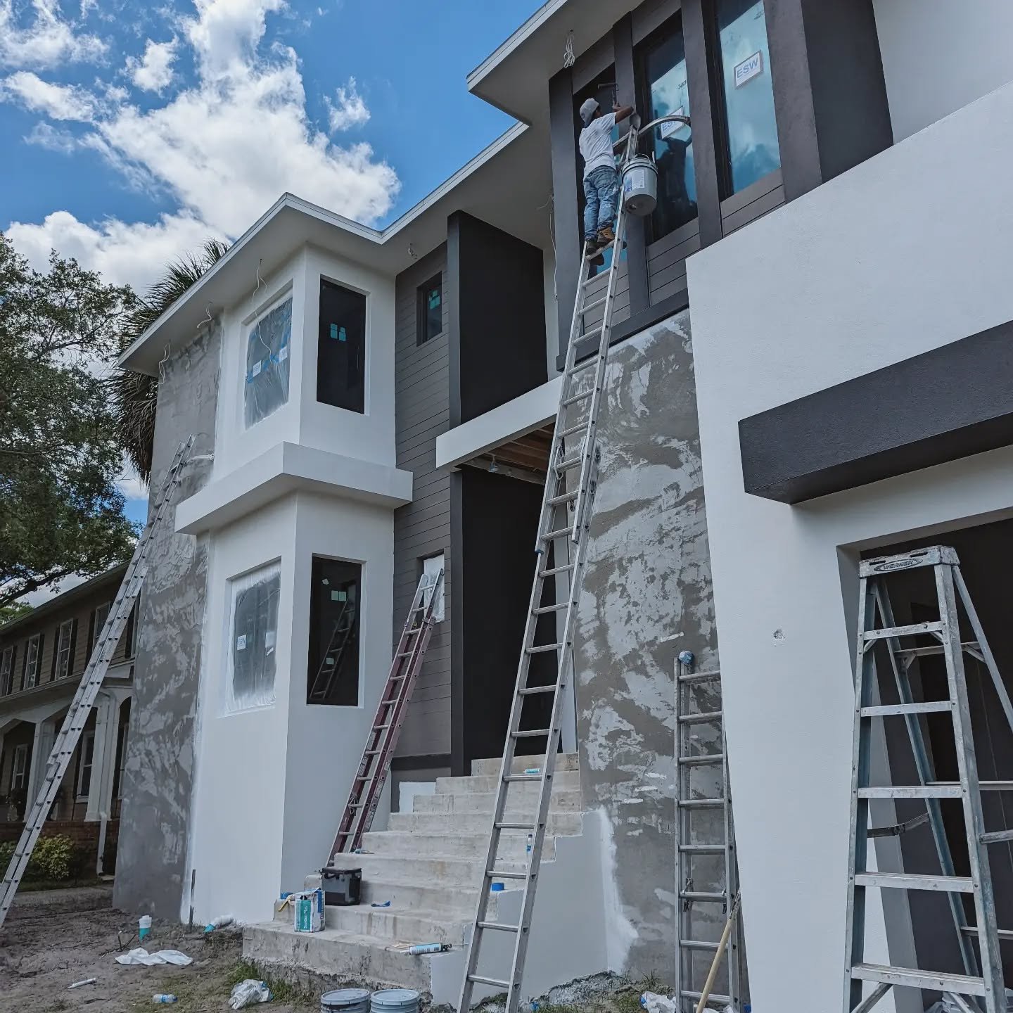 A great paint job requires a lot of patience, I have to give credit to the crew for a job well done ! 🖌️ 
#developer
#customhomes
#luxuryhomes