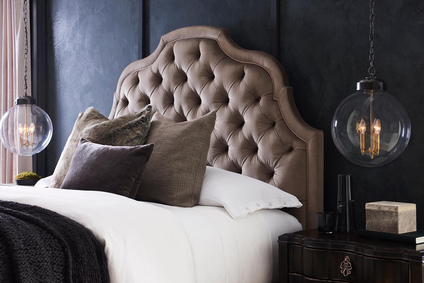 Tufted headboards and pendant lights over nightstands are one of my favorite combos. 
@caracolehome 
#icanseethelight #softgoodsstyling #photostyling #interiors #tuftingandpendantsforthewin