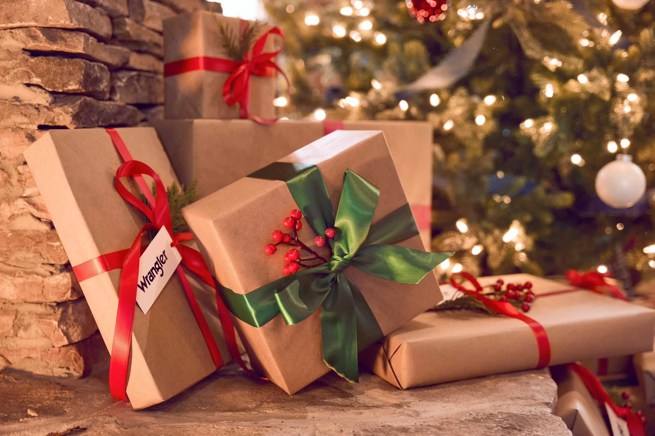 HOLIDAY24_GIFTS_9973.jpg
