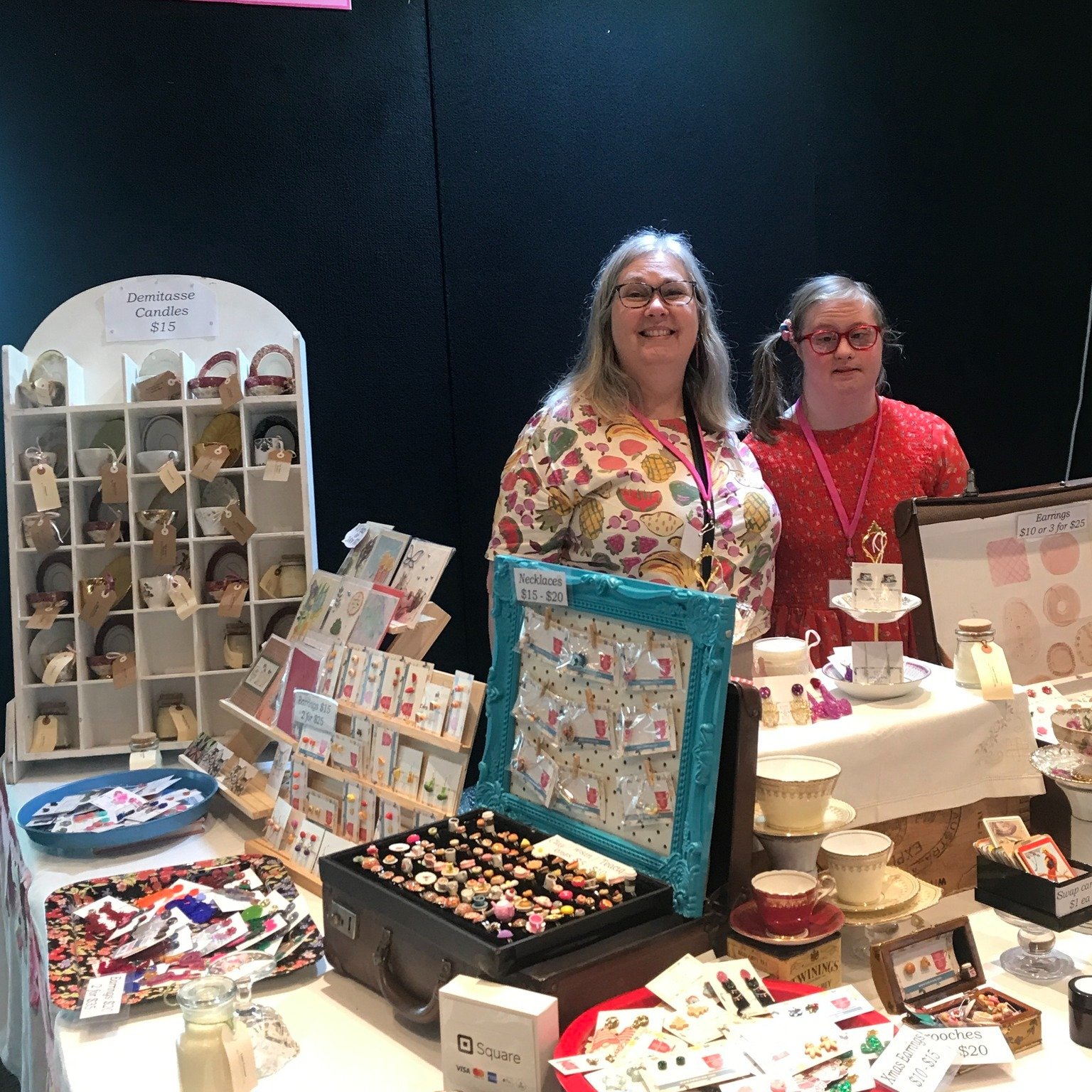 Do you need a teachers gift or starting to think about Christmas? You can order from Suzanne and Enzo all year around on their websites. Suzanne from @katenrosetea  has some adorable earrings for teachers gifts such as applies and rulers plus so much