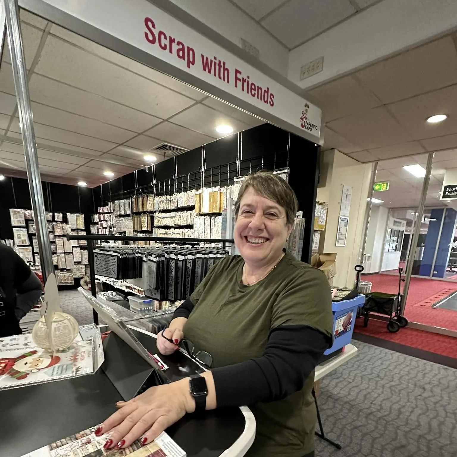 Scrap with Friends is bringing the fun to Paperific!
🌟 FREE Make &amp; Takes at Rose&rsquo;s stand
🌟 Sponsoring our guest artist Dina Wakely 
🌟 Dina is teaching 5 amazing classes, August 21&ndash;23
📍 Hyatt Place Essendon Fields

Come craft with 