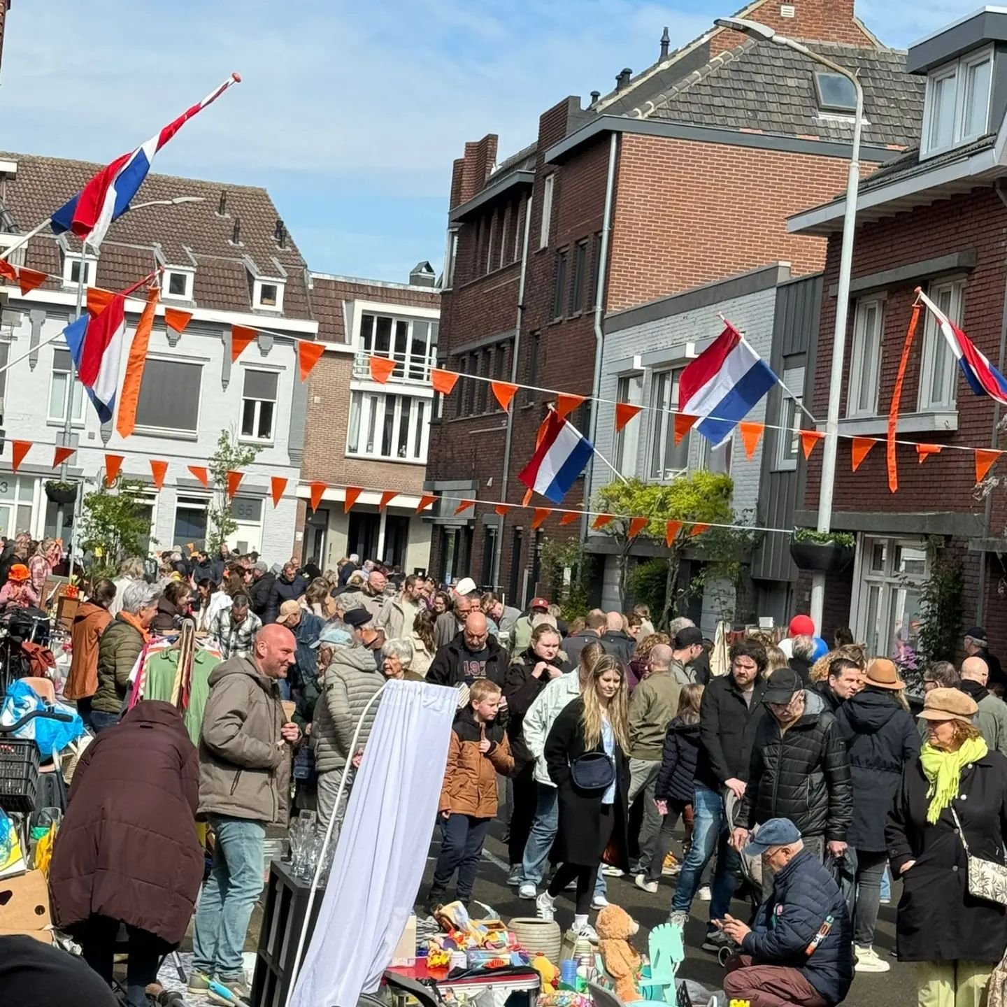 Het is gezellig druk hier! Nadat de bui overtrok kwam heel Venlo op de Markt af. Heerlijke sfeer, leuke mensen, mooie spullen en gelukkig droog.