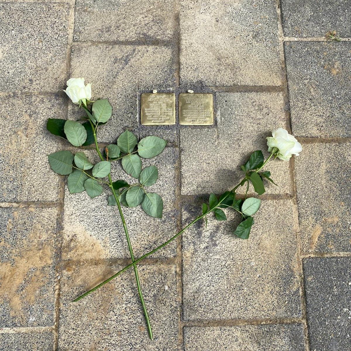 Wat ongelooflijk mooi. Gisteren zijn er 11 Stolpersteine gelegd in Venlo. Waarvan 2 ter hoogte van de Straelseweg 134. 

Een Stolperstein &ndash; ook wel &ldquo;struikelsteen&rdquo; genoemd &ndash; is een straatklinker waarop een messingplaatje van 1